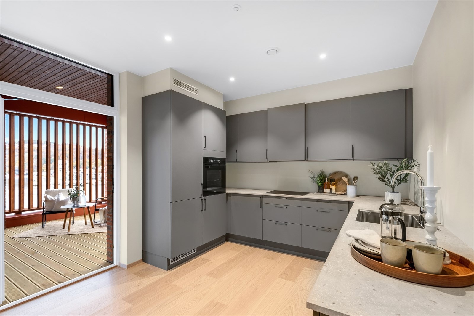 Fra kjøkkenet er det adkomst til en herlig og overbygget terrasse Galleribilde