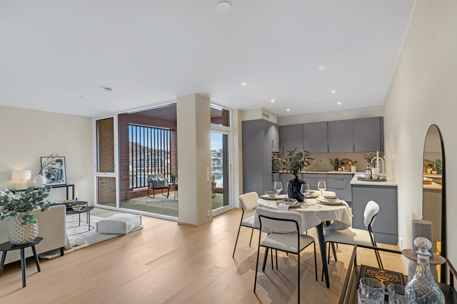 God plass til stort spisebord og mange middagsgjester Galleribilde