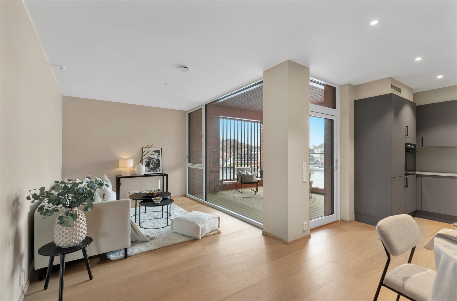 Stue/kjøkken har en fin og åpen løsning hvor stuen er noe tilbaketrukket Galleribilde