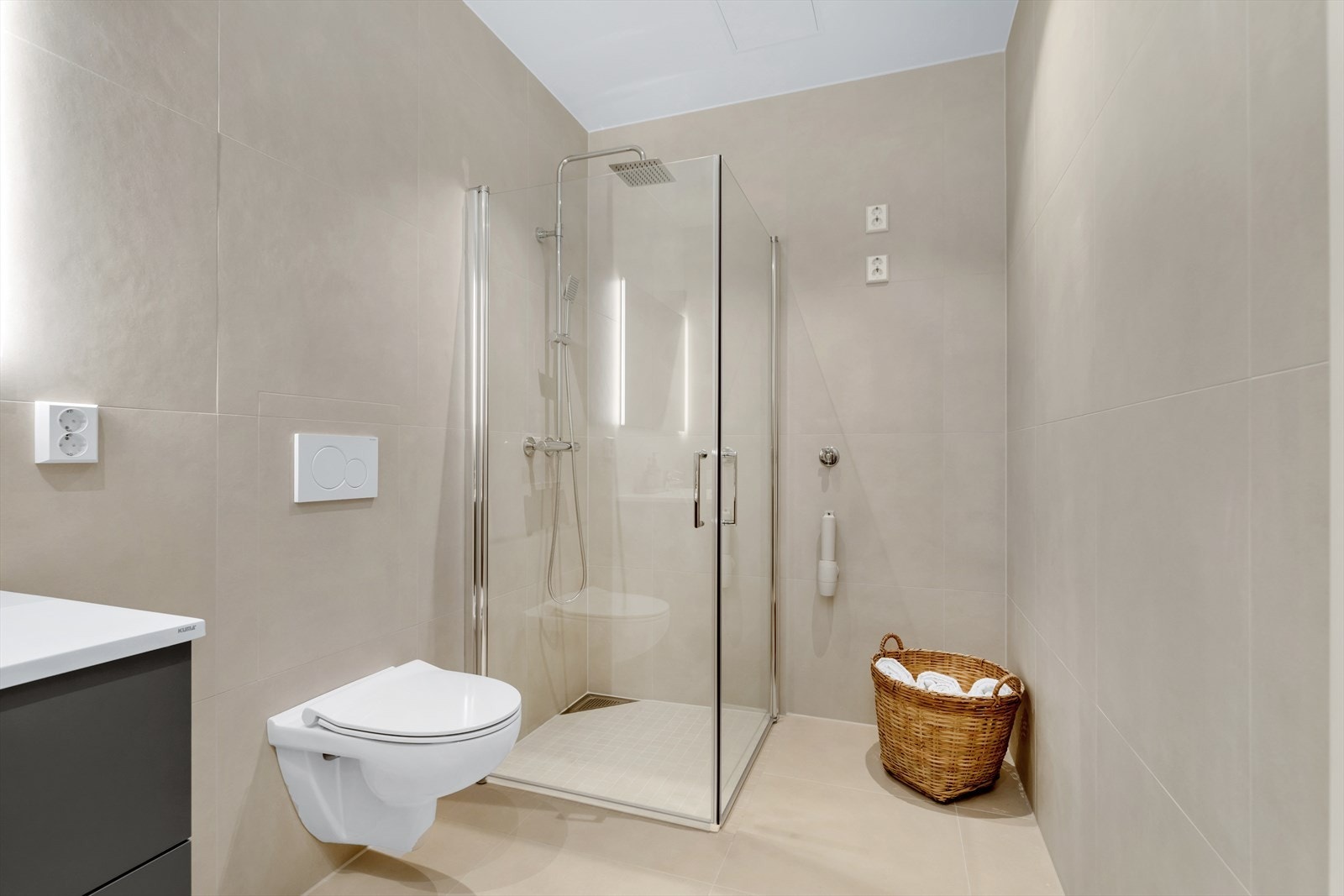 Badet har delikat flisevalg i beige farge Galleribilde