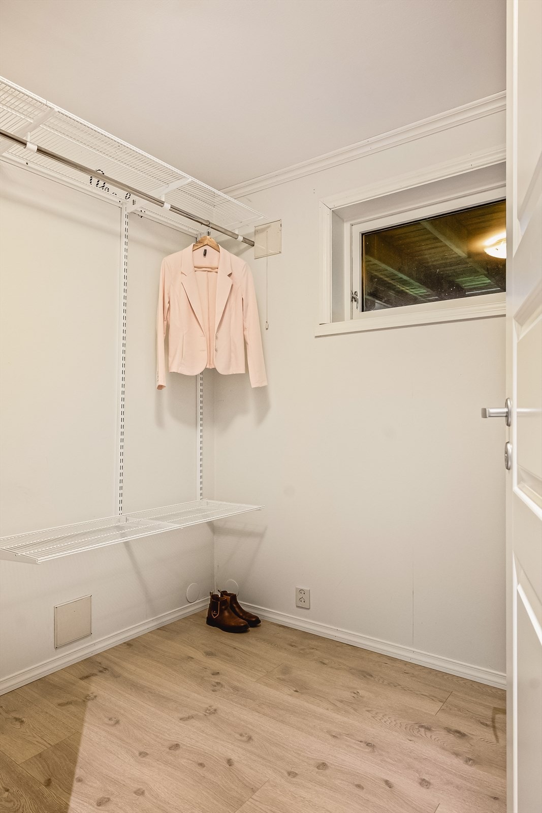 Her er det også et praktisk walk-in-closet for oppbevaring av klær og sko Galleribilde