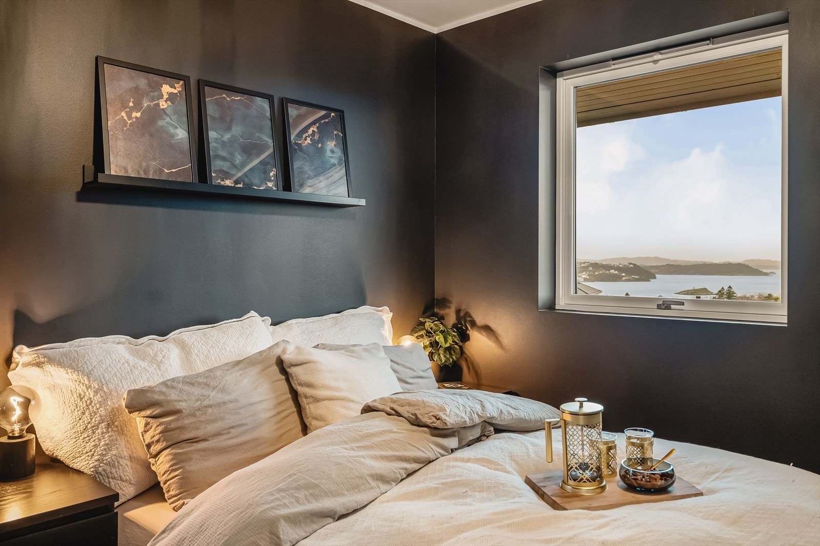 Fin fjordutsikt fra soverommet Galleribilde