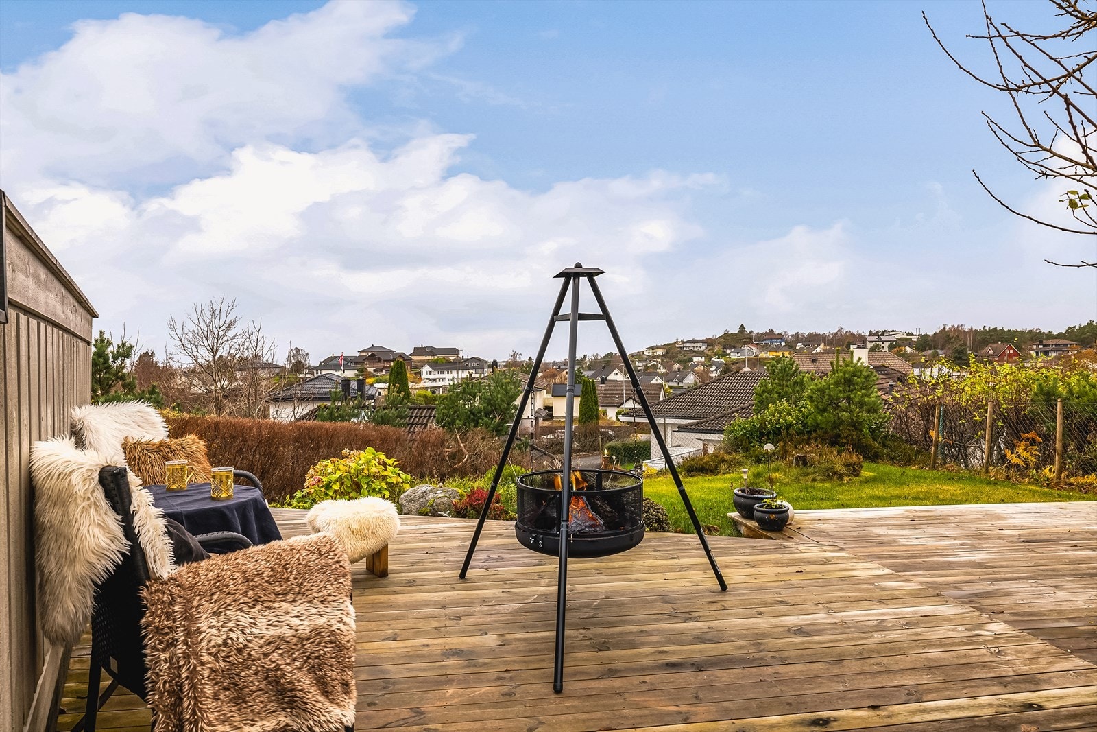 Videre fra verandaen er det tilkomst til en hyggelig terrasseplatting på 50 m², og videre ned til hagen Galleribilde