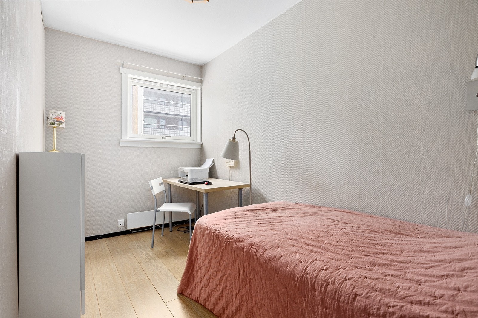 Fint soverom som passer utmerket som barnerom/gjesterom. Nytt gulv i 2025. Galleribilde