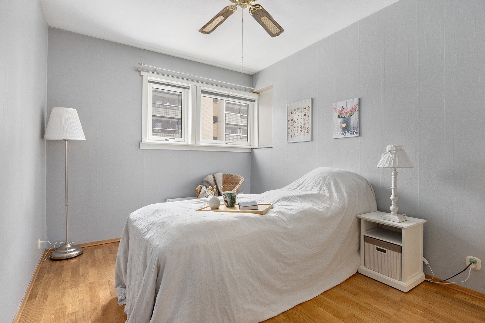 Stort og lyst hovedsoverom med god plass til stor seng. Galleribilde