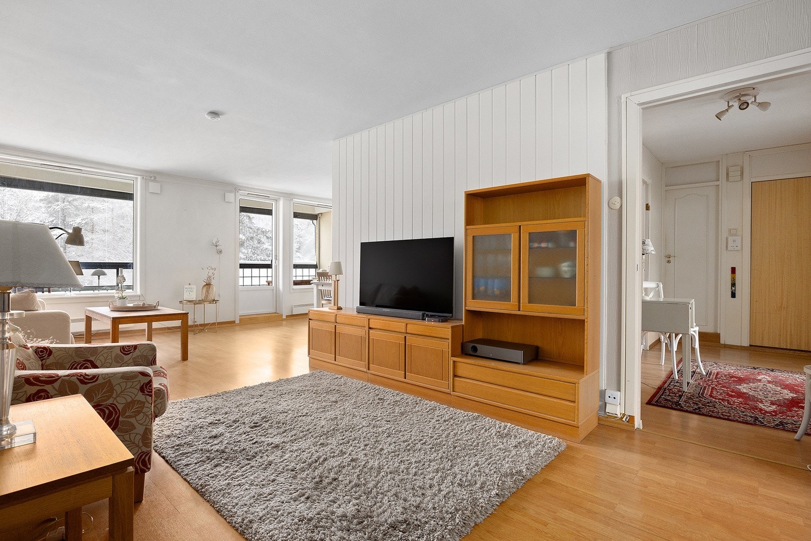 Romslig stue med store vindusflater som slipper inn godt med naturlig lys. Galleribilde