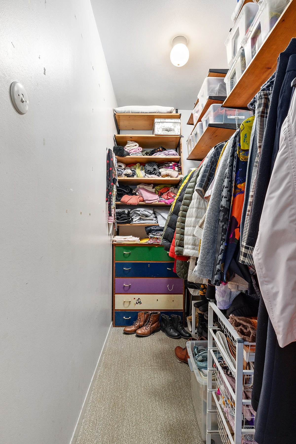 Fra entreen er det tilgang til innvendig bod som passer utmerket som et walk-in closet. Galleribilde