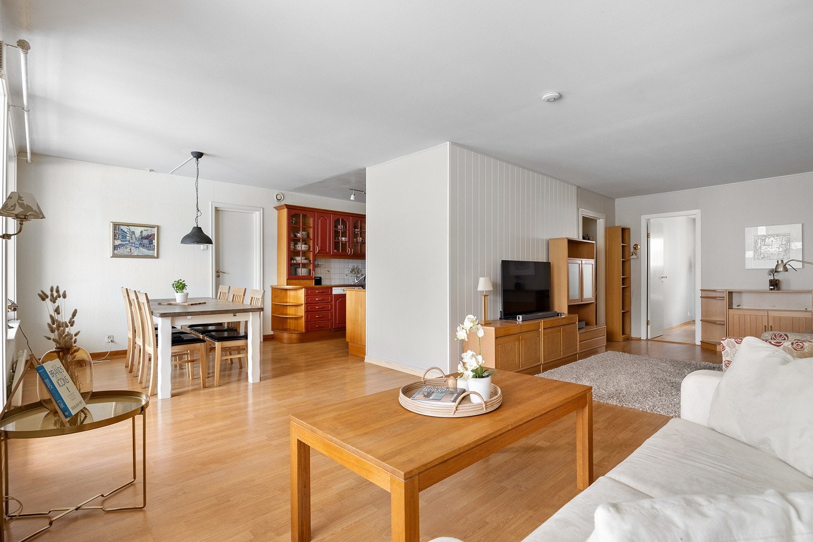 Stuens vinkel gir et naturlig skille mellom salong- og spisestue. Galleribilde