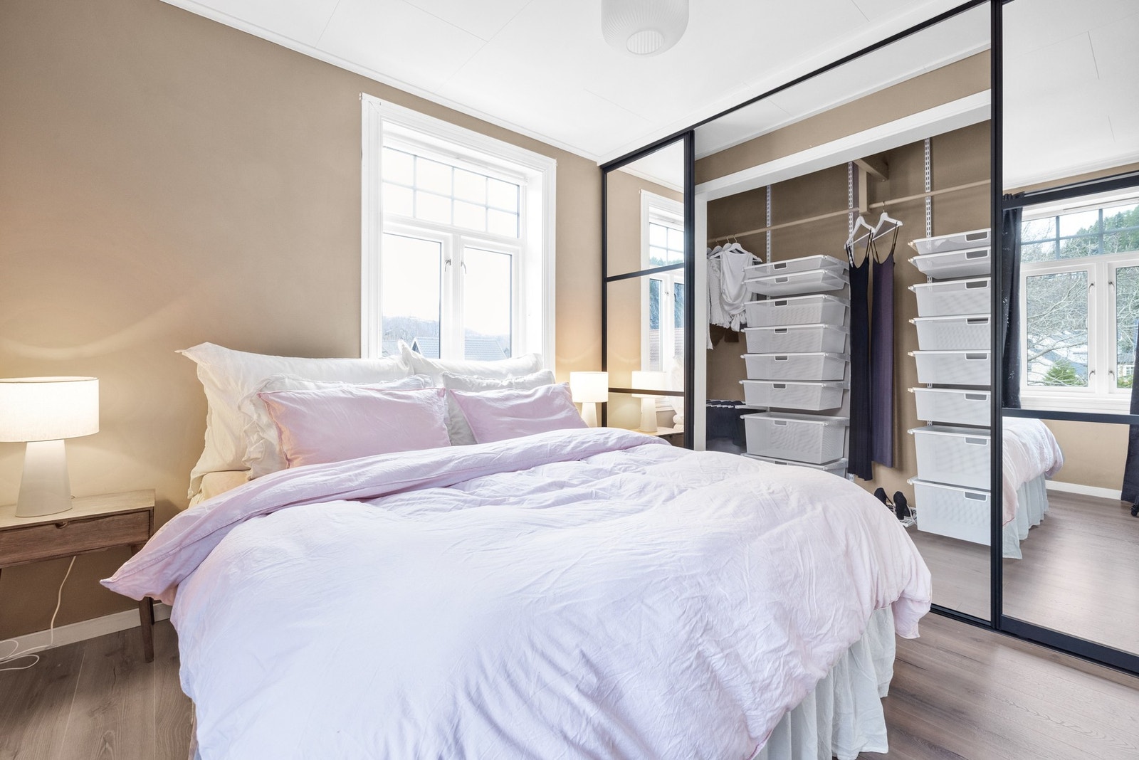 Hovedsoverom med skyvedørsgarderobe Galleribilde