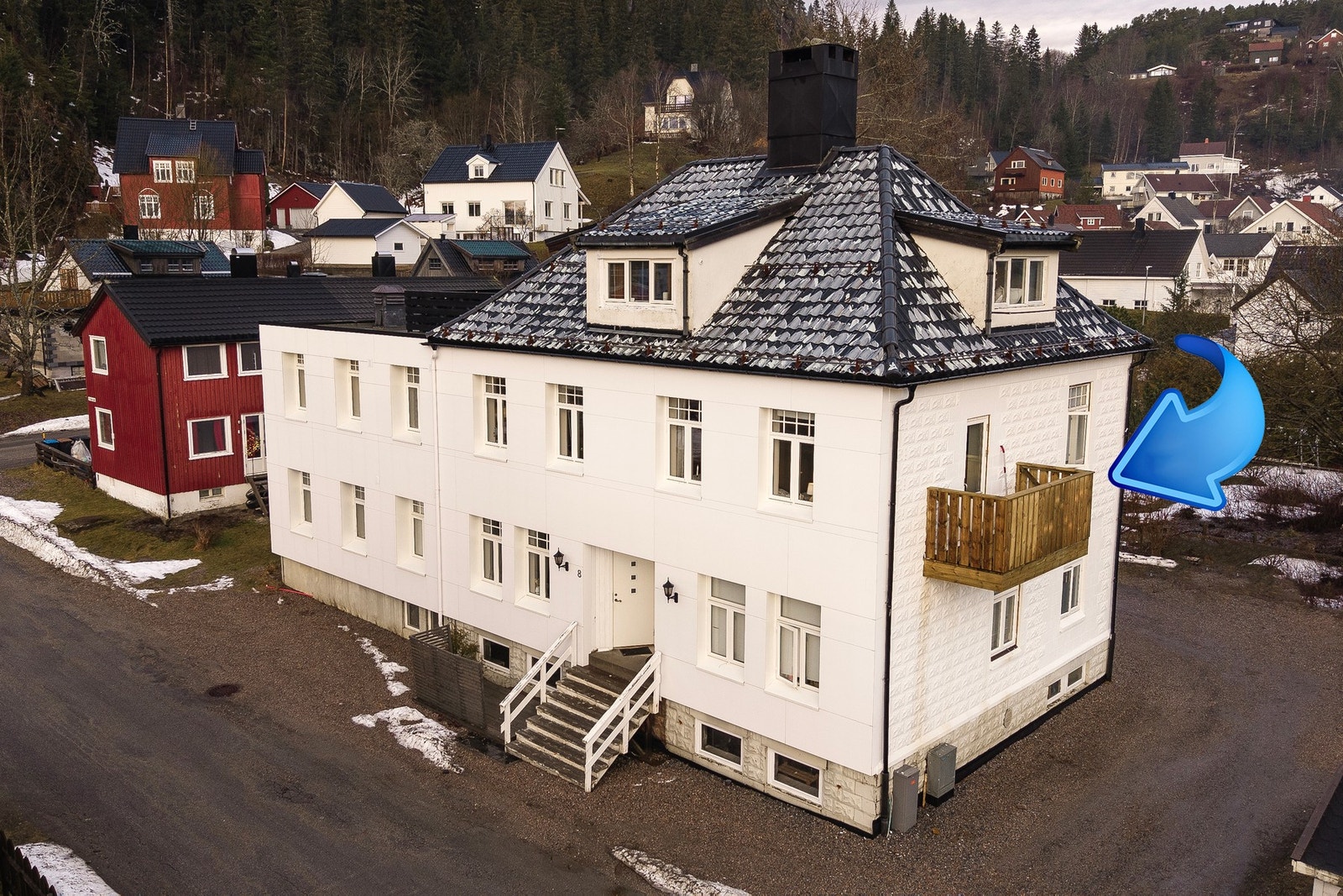 Leiligheten ligger i byggets 2. etasje med adkomst via felles trappeoppgang Galleribilde