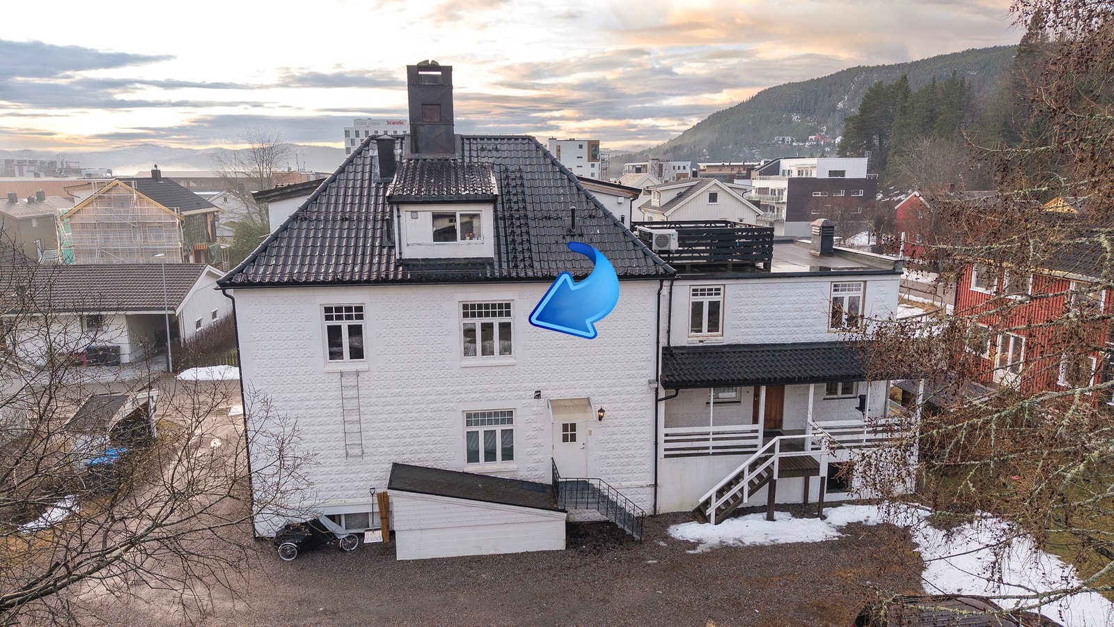 Parkering på felles gruset oppstillingsplass utenfor bygget Galleribilde