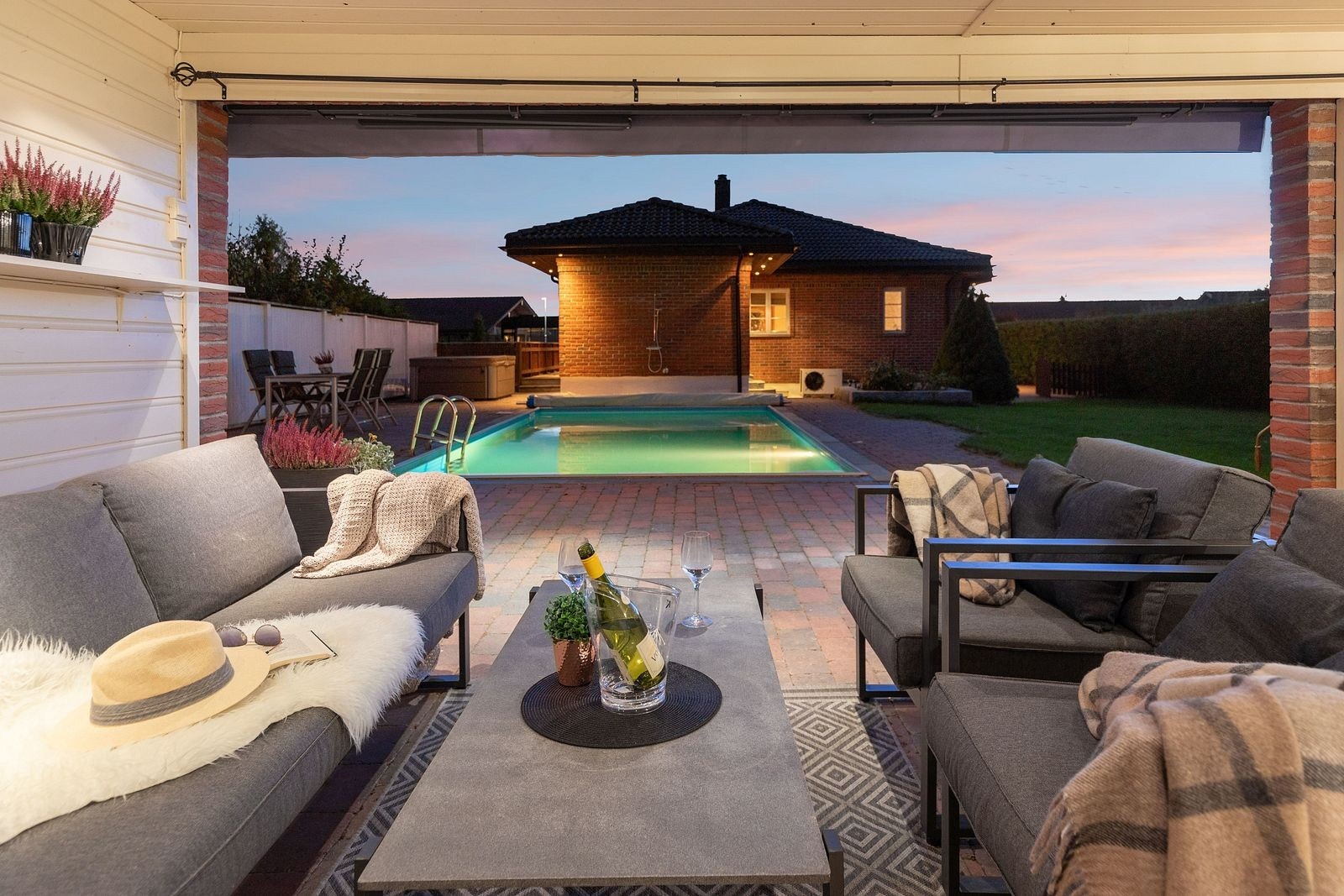 Meget hyggelig hagestue med tilknyttet bod. Galleribilde