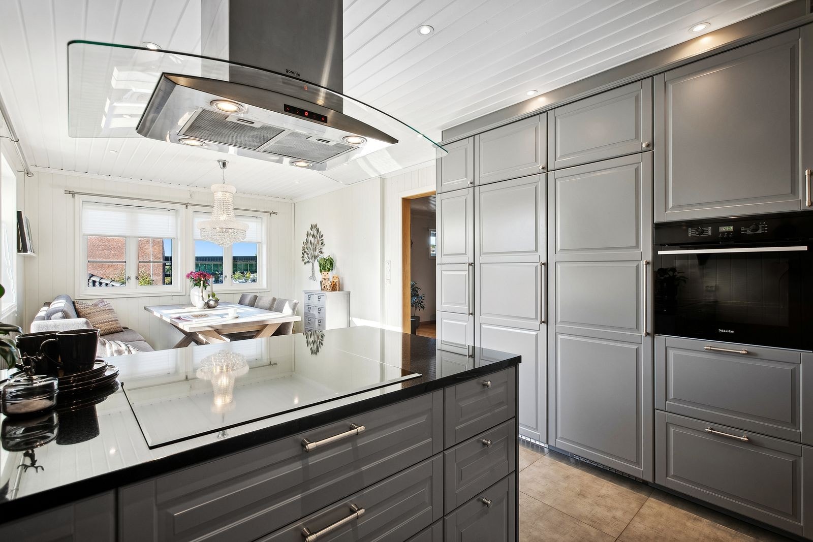 Kjøkkeninnredning fra 2016 (IKEA) med profilerte fronter, benkeplate i stenmateriale, underlimt oppvaskkum med ett-greps armatur samt integrerte hvitevarer (MIELE). Galleribilde