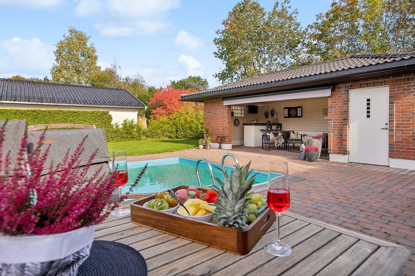 Boligens uteområde blir et naturlig samlingspunkt, og er ypperlig egnet for sammenkomster med familie og venner. Galleribilde