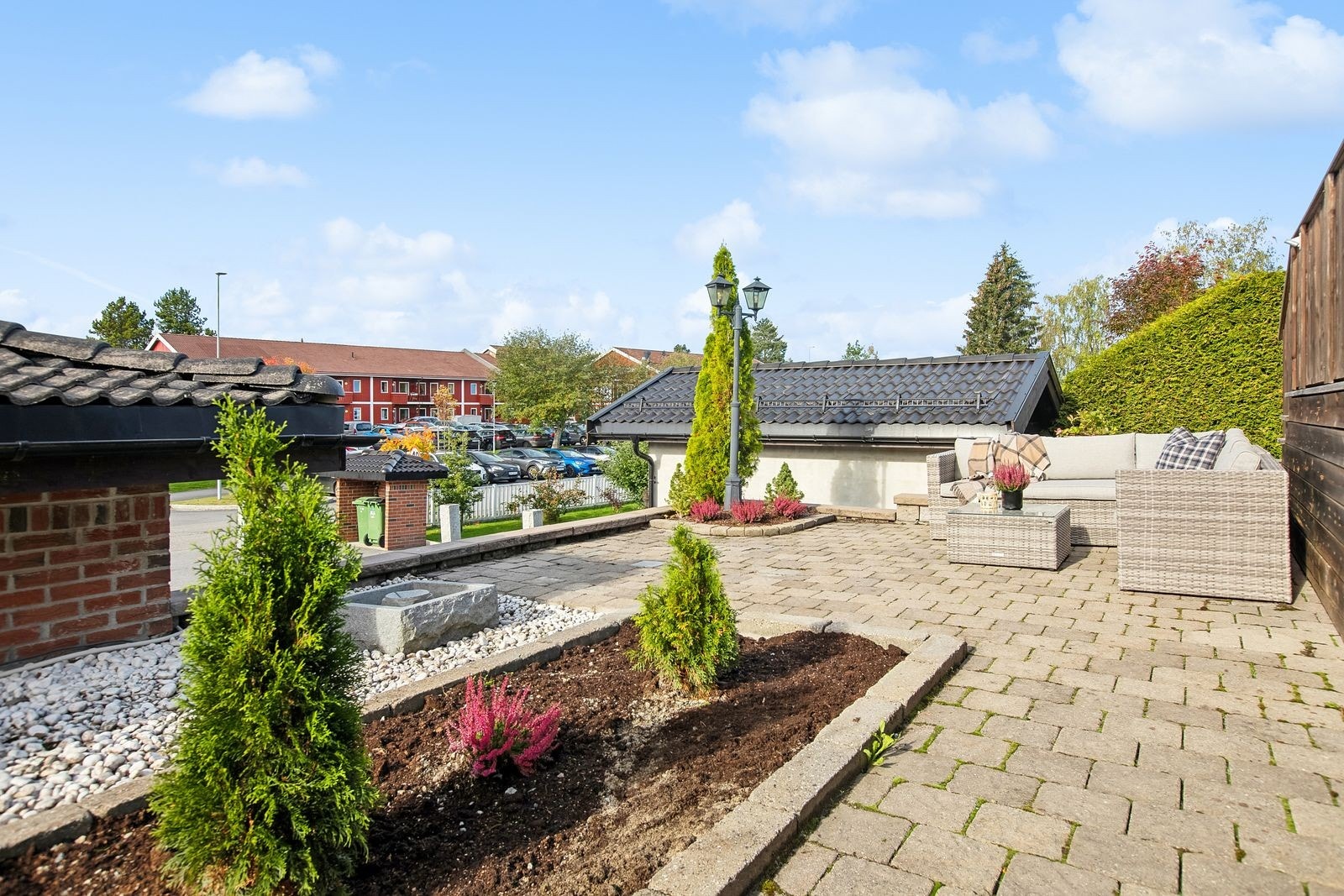 Området har nærhet til skoler, barnehager, offentlig kommunikasjon, samt et rikt utvalg av fasiliteter og servicetilbud. Galleribilde