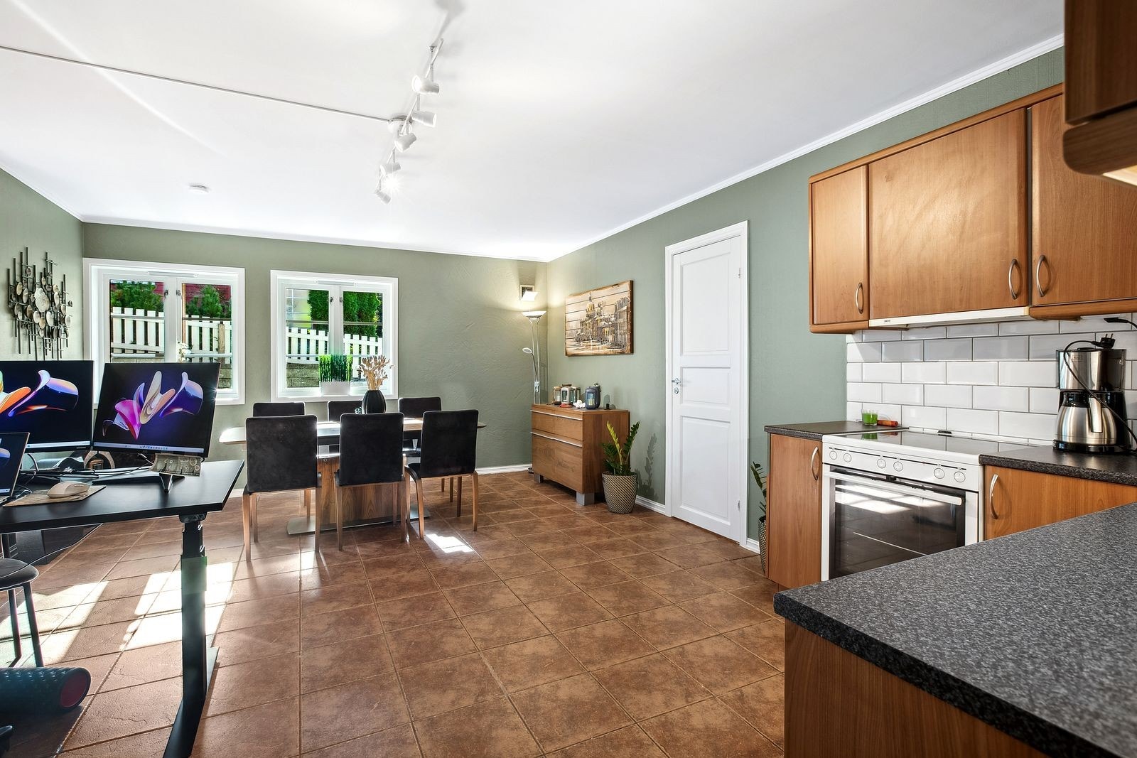 I underetasjen finner du to separate, godkjente utleieleiligheter. Galleribilde