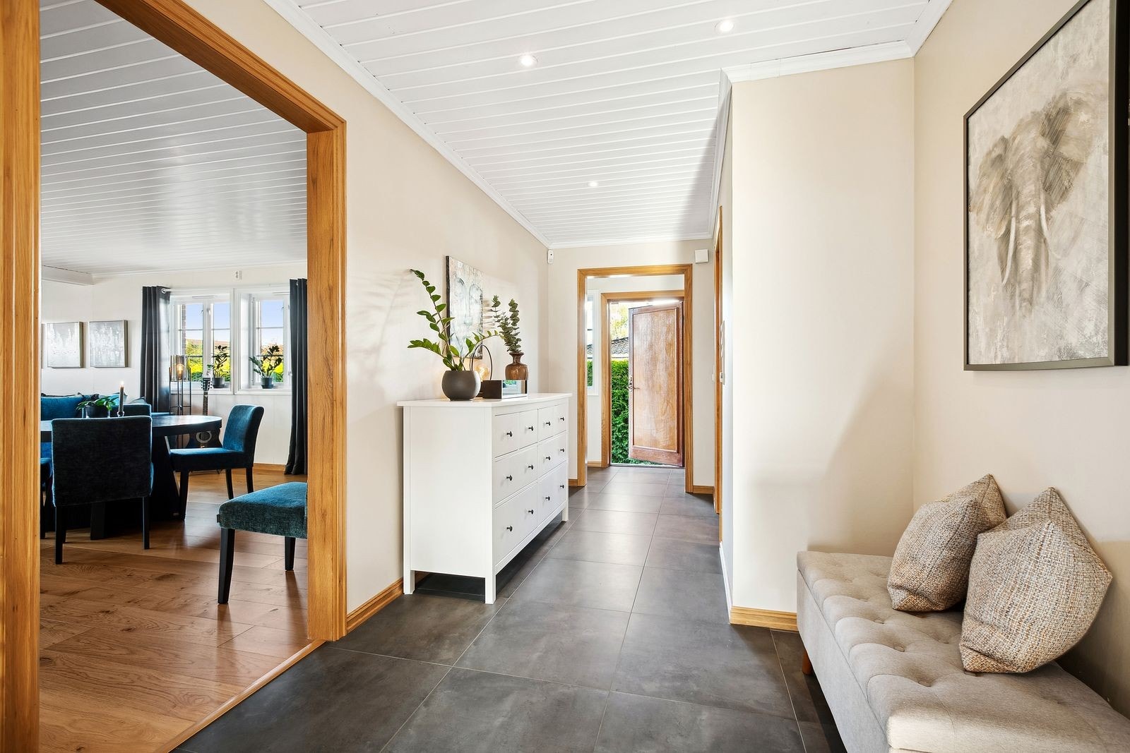 Innenfor inngangsdøren møtes du av en lys og hyggelig entré med flislagt vindfang, gulvvarme og garderobe. Galleribilde