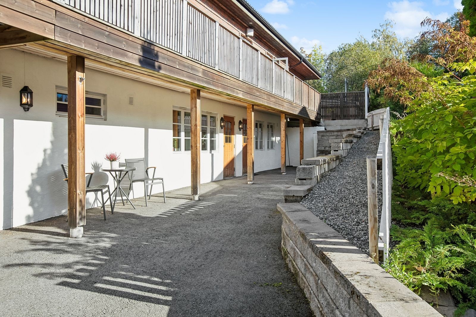 Det er adkomst til leilighetene med asfaltert parti frem til entréen. Galleribilde