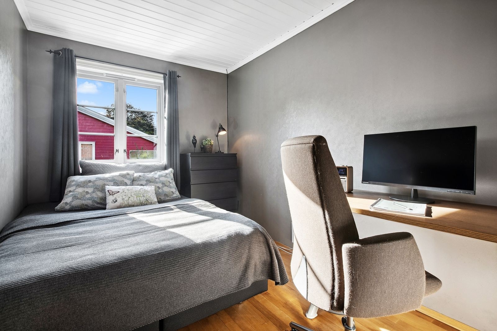 Soverom 3 med plass til dobbeltseng og tilhørende møblement. Galleribilde