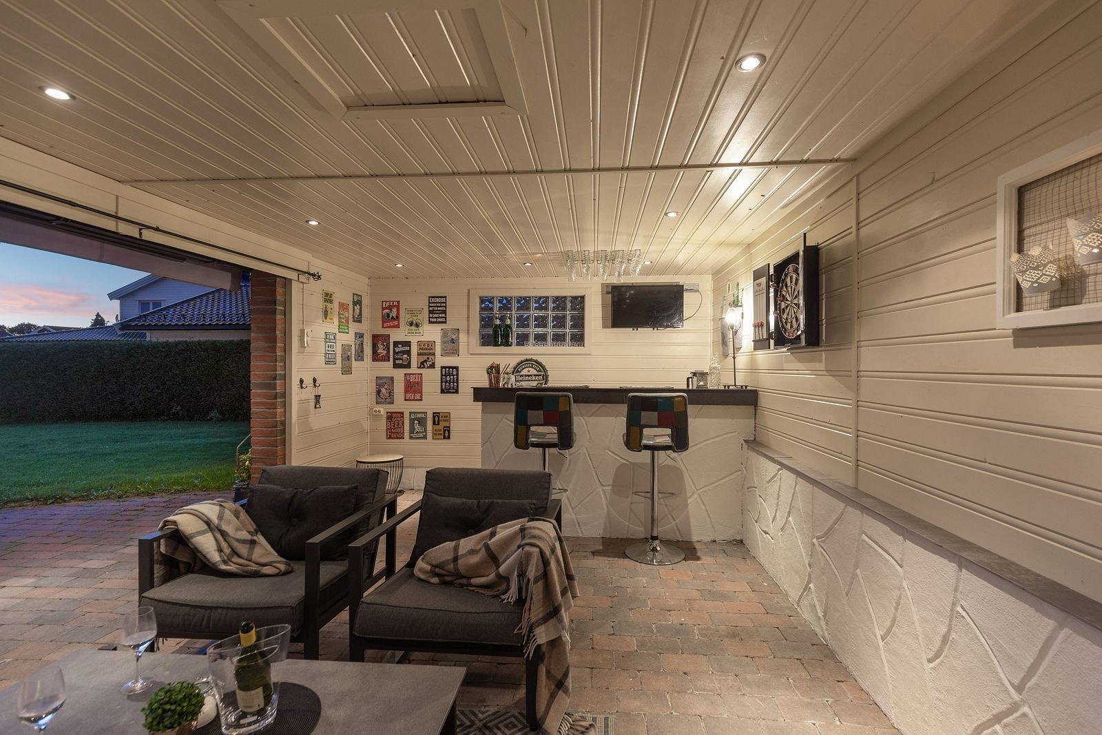 Hagestuen er innredet med barkrok, og har godt med plass til sittemøblement. Galleribilde