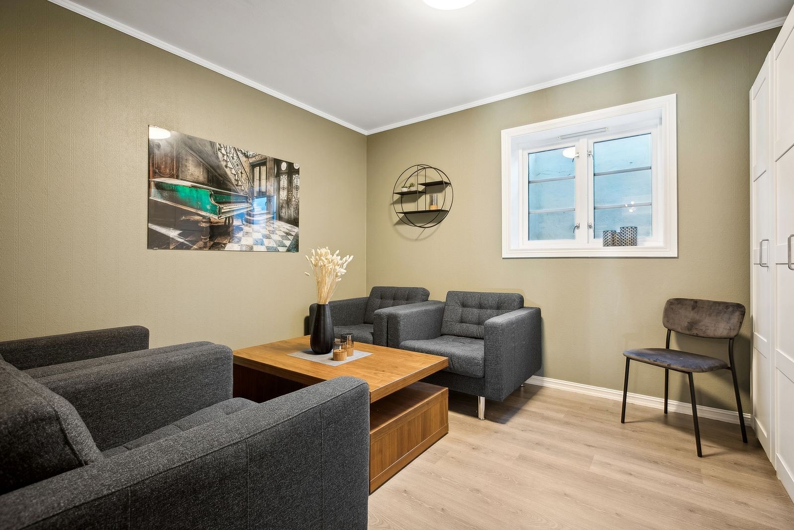 Soverom med plass til dobbeltseng og tilhørende møblement. Brukes i dag som stue. Galleribilde