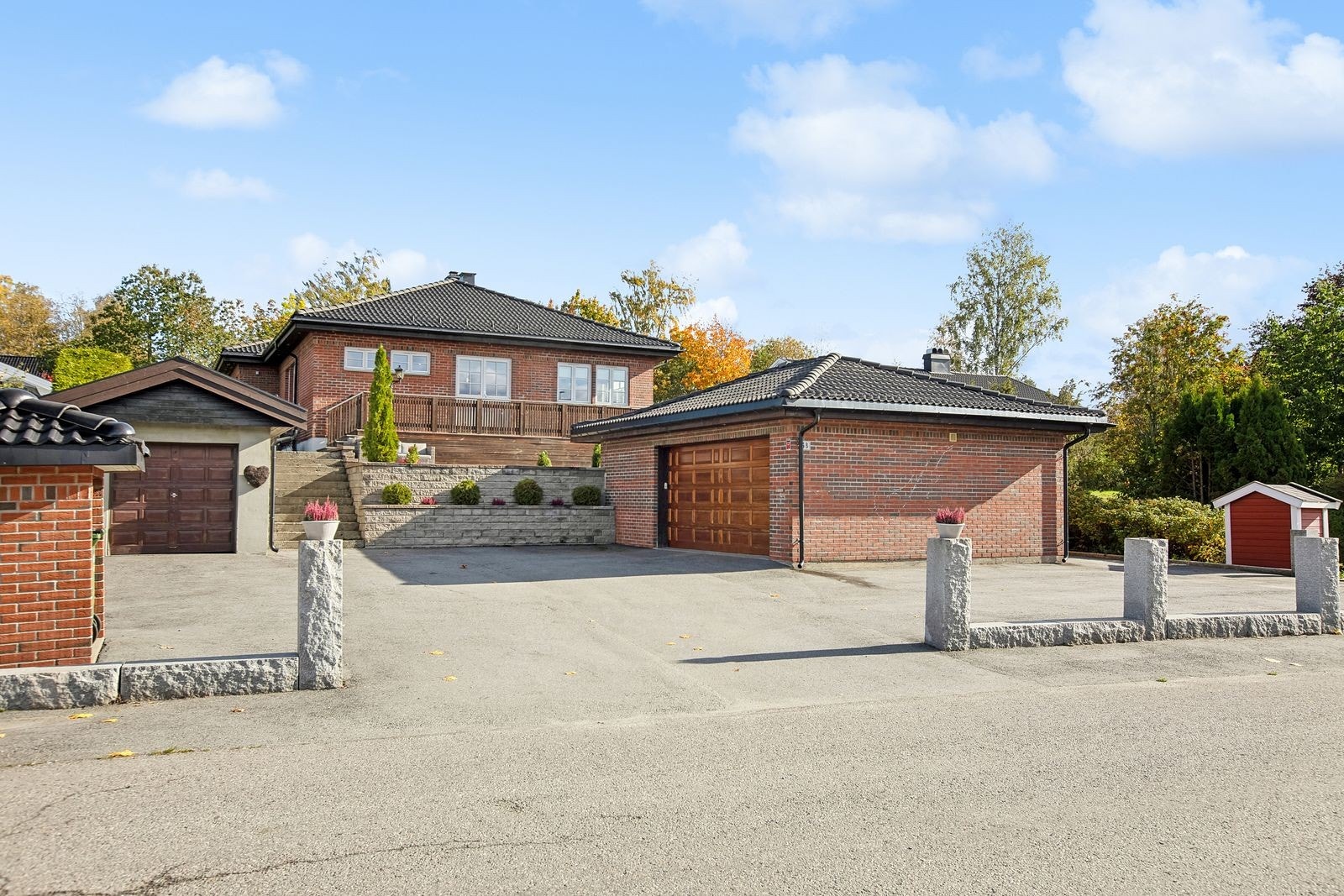 Eiendommen ligger i et meget sentralt område i sentrum av Eidsvoll kommune. Galleribilde