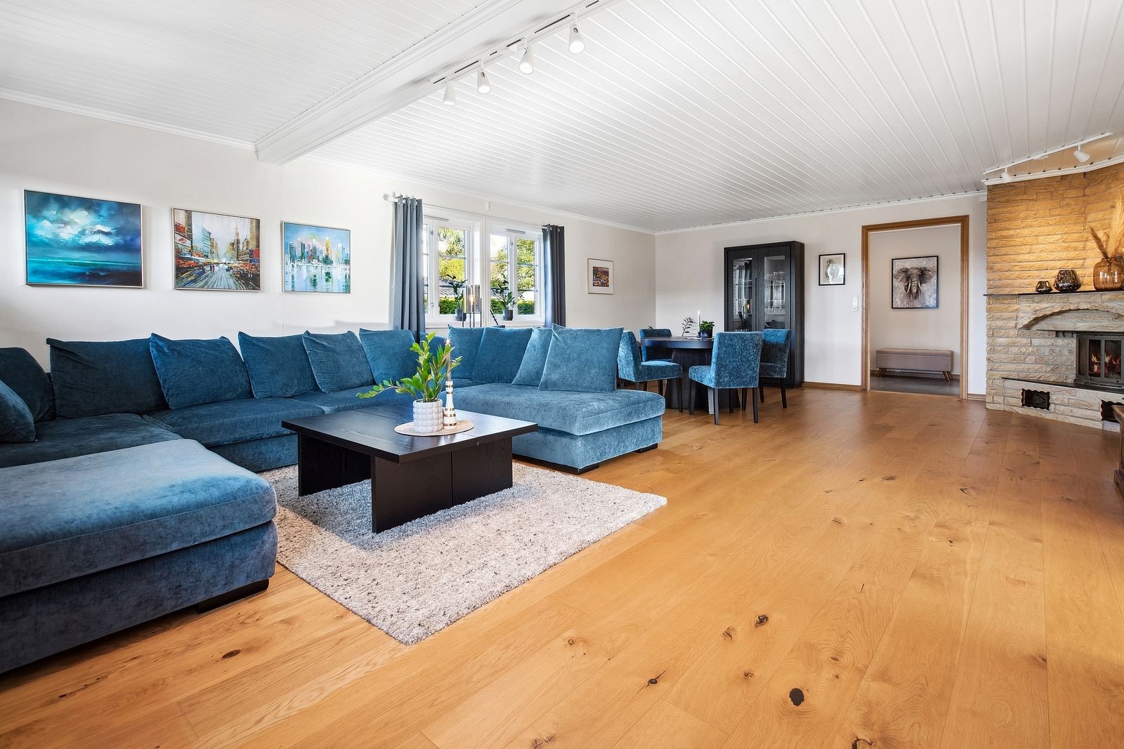 Her har du godt med plass til både større spisegruppe for 8-10 personer, samt sofagruppe av valgfri størrelse. Stuen har ellers en hyggelig peisovn, ypperlig for kaldere høst- og vinterdager. Fra stuen følger utgang til et fantastisk uteområde. Galleribilde