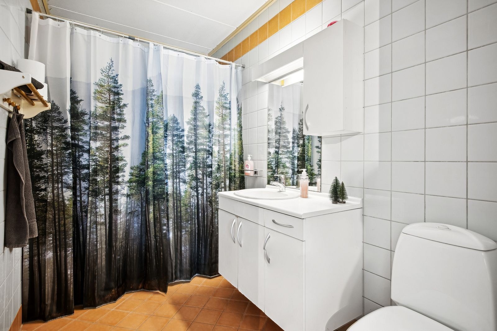 Begge leilighetene er bestående av entré/vindfang, kjøkken i åpen løsning mot stuen, bad med gulvvarme, soverom og bod. Galleribilde