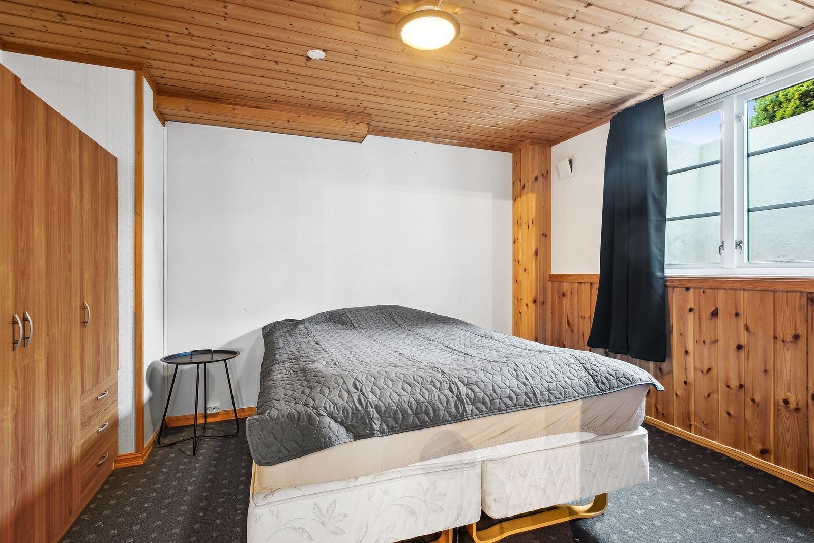 Soverom med plass til dobbeltseng og tilhørende møblement. Galleribilde