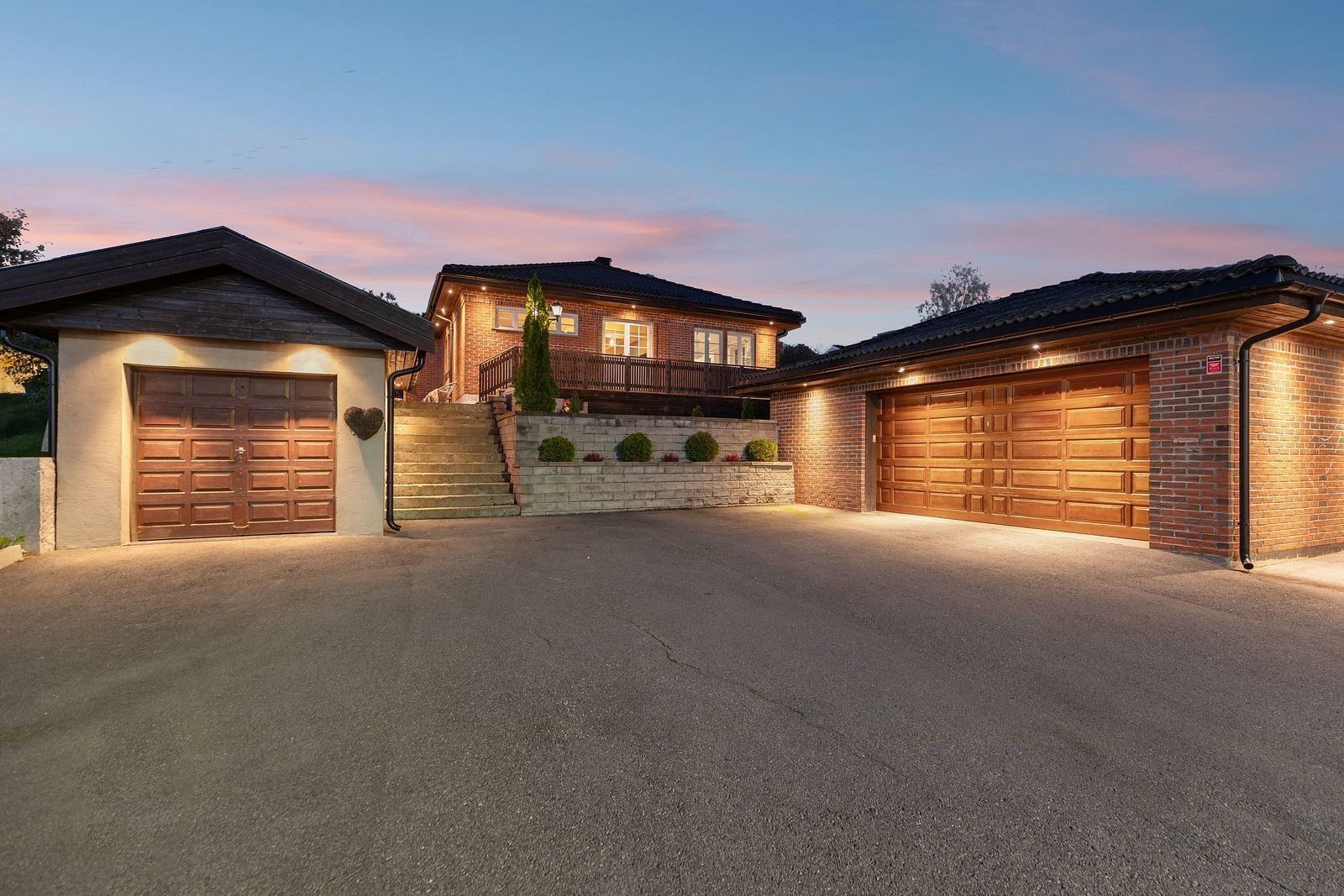 Dette er en fantastisk og gjennomført eiendom som virkelig skiller seg ut med sitt herskapelige preg, stilige materialvalg og lekre detaljer. Galleribilde