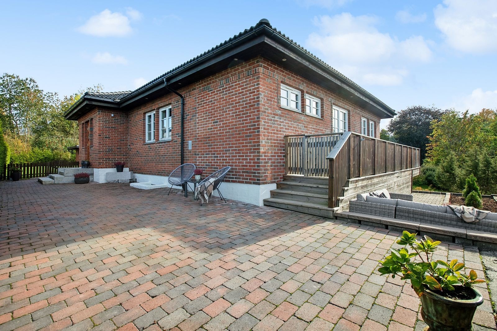 Stor, opparbeidet gårdsplass med hellestein og både dobbel- og enkelgarasje. Galleribilde