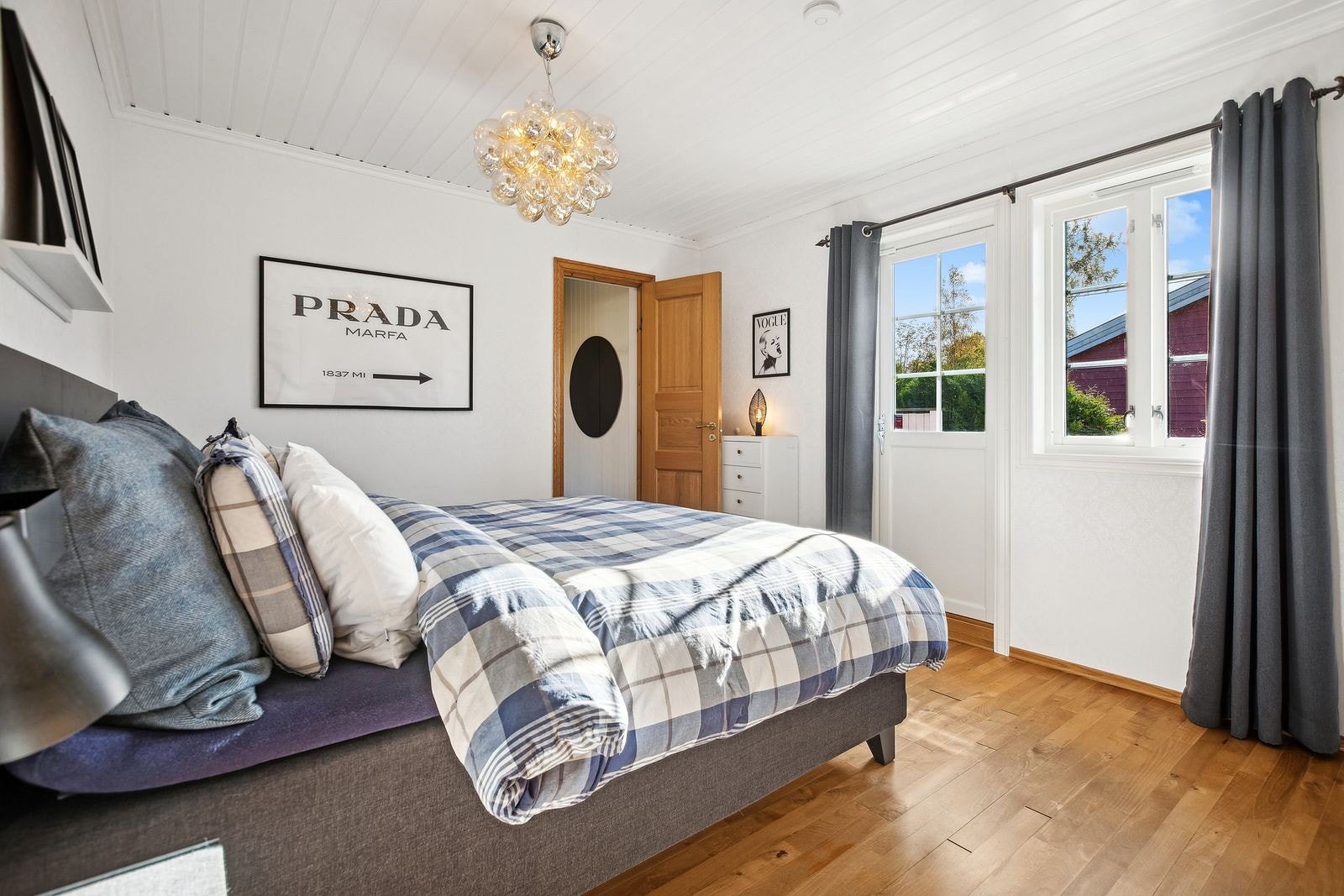 Hovedetasjen har tre gode soverom. Hovedsoverommet er av meget god størrelse med plass til dobbeltseng og tilhørende møblement. Fra dette soverommet er det inngang til egen garderobedel med lagringsplass, samt videre inn til vaskerommet. Utgang til hage. Galleribilde