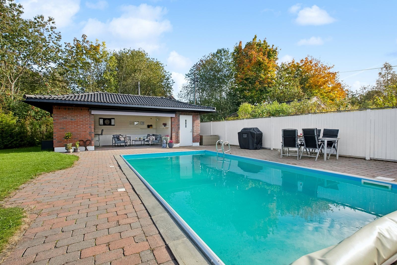 Utendørs svømmebasseng av god størrelse. Et flott tilskudd til hverdagen! Galleribilde