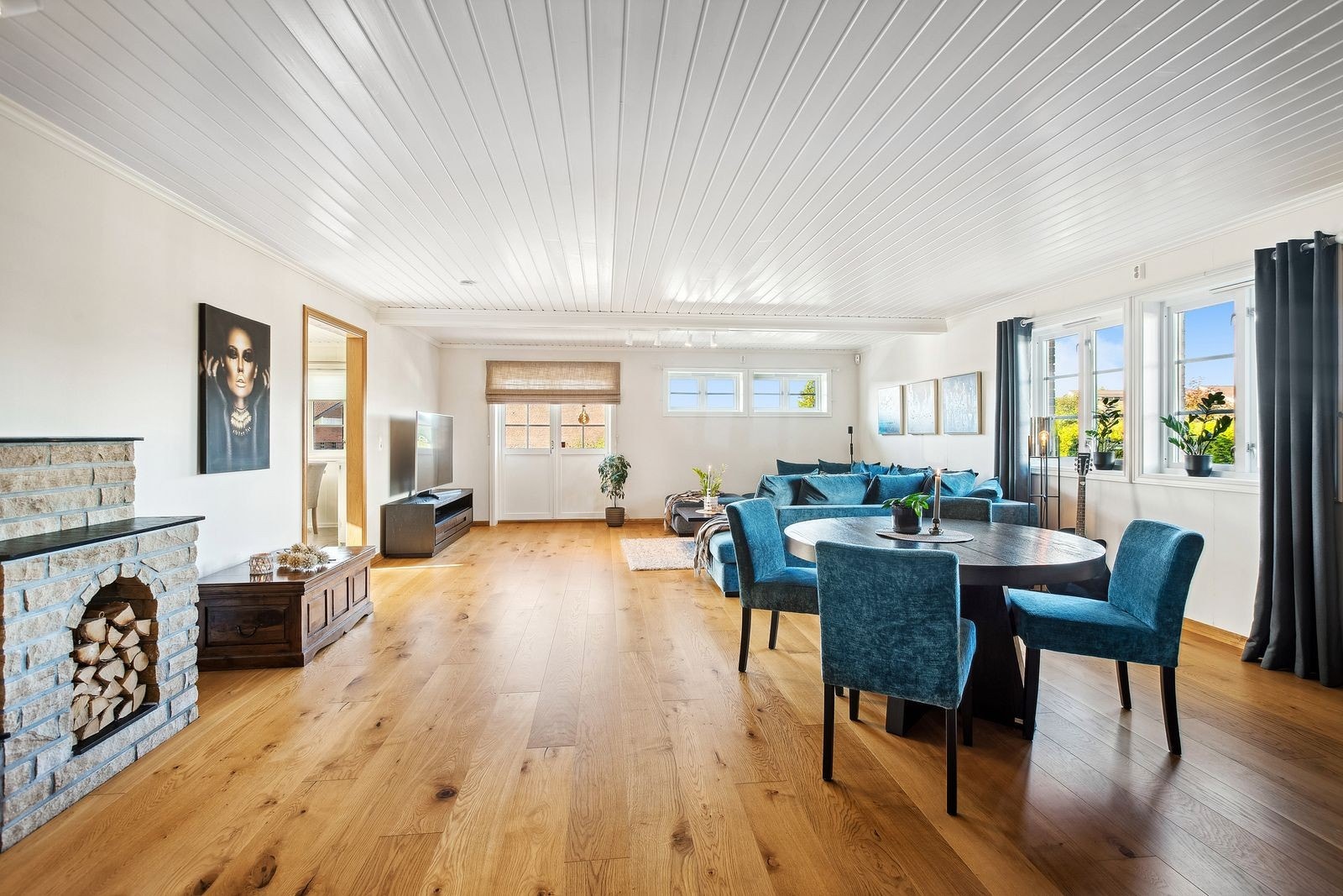 Hovedetasjens stue er lys og innbydende av meget romslig karakter. Galleribilde