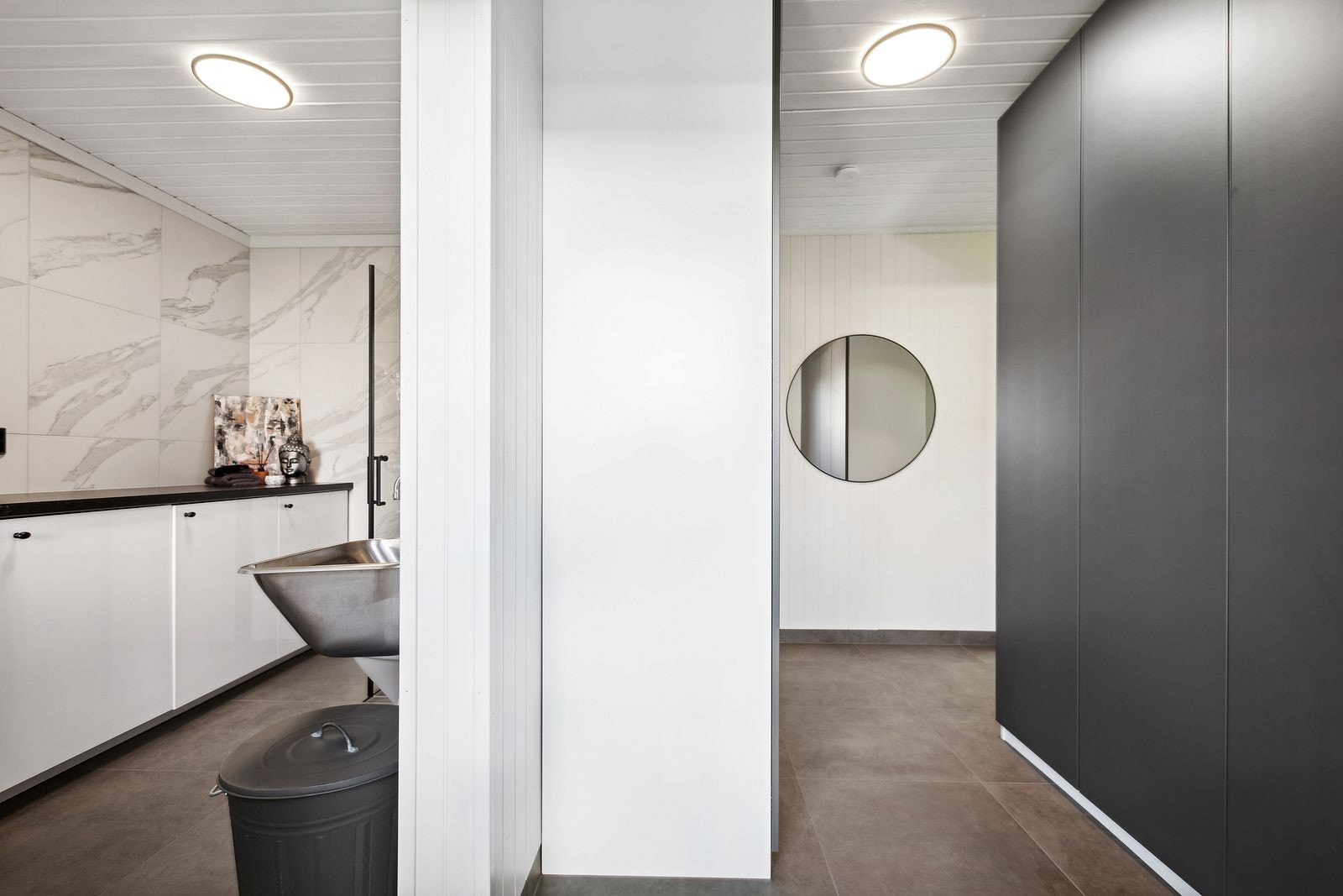 Vaskerommet er oppgradert i 2023, og er innredet med dusj, toalett og vaskekum. Vaskerommet har fliser på gulv, gulvvarme og meget godt med oppbevaringsplass. Romslig garderobeløsning og utgang til et fantastisk hageområde. Galleribilde