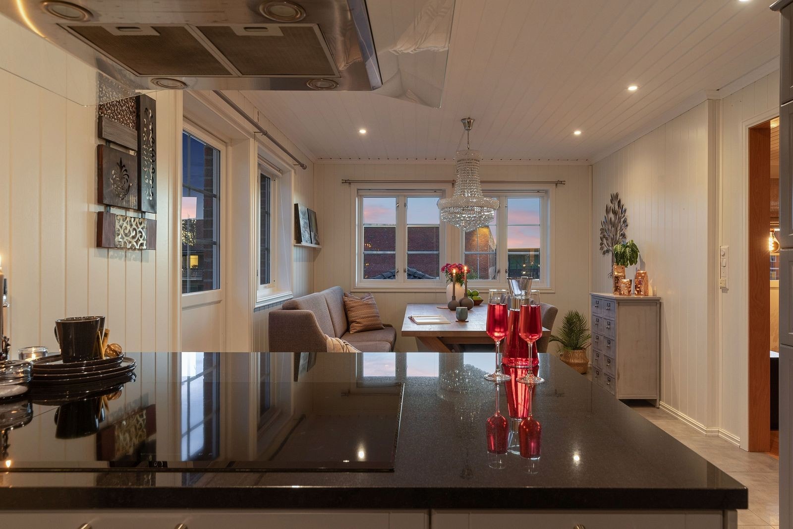 Kjøkkenet, som resten av etasjen, har store vindusflater og godt med lysinnslipp. Galleribilde