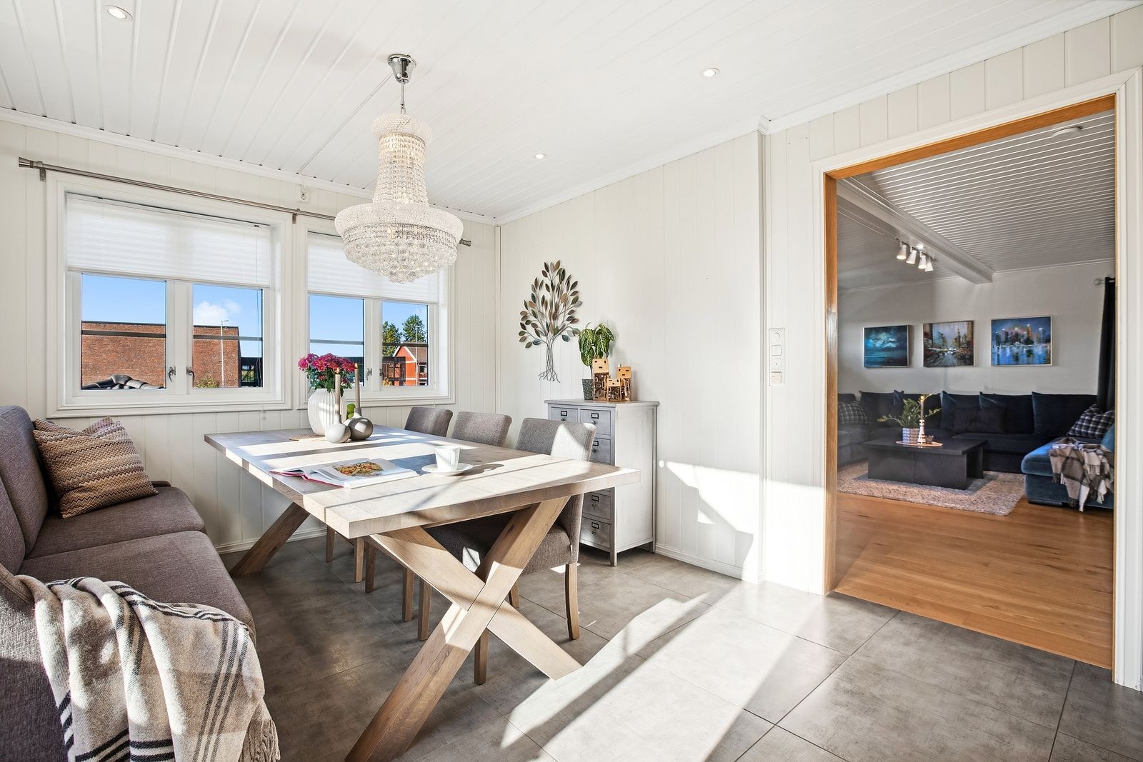 Romslig og innholdsrikt kjøkken av pen og klassisk karakter med fliser på gulv og gulvvarme. Galleribilde