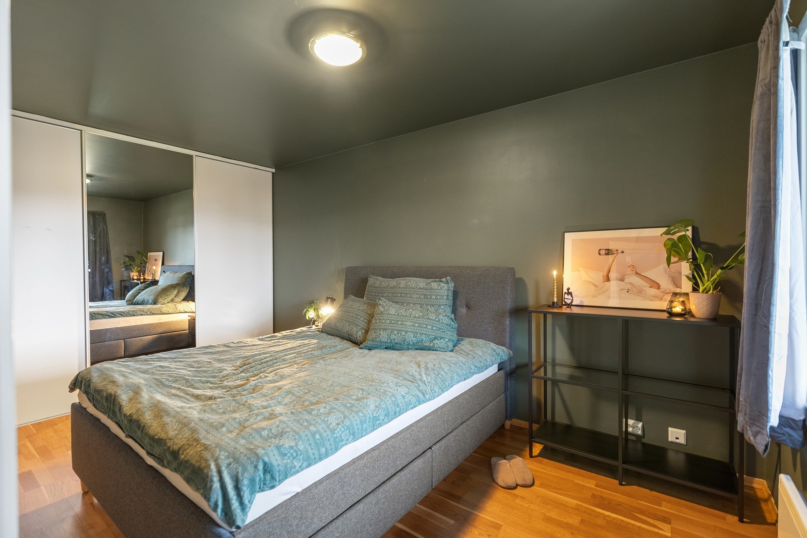 Meget fint hovedsoverom der vegger og himling er malt i samme farge. Praktisk med en stor skyvedørsgarderobe med speil Galleribilde