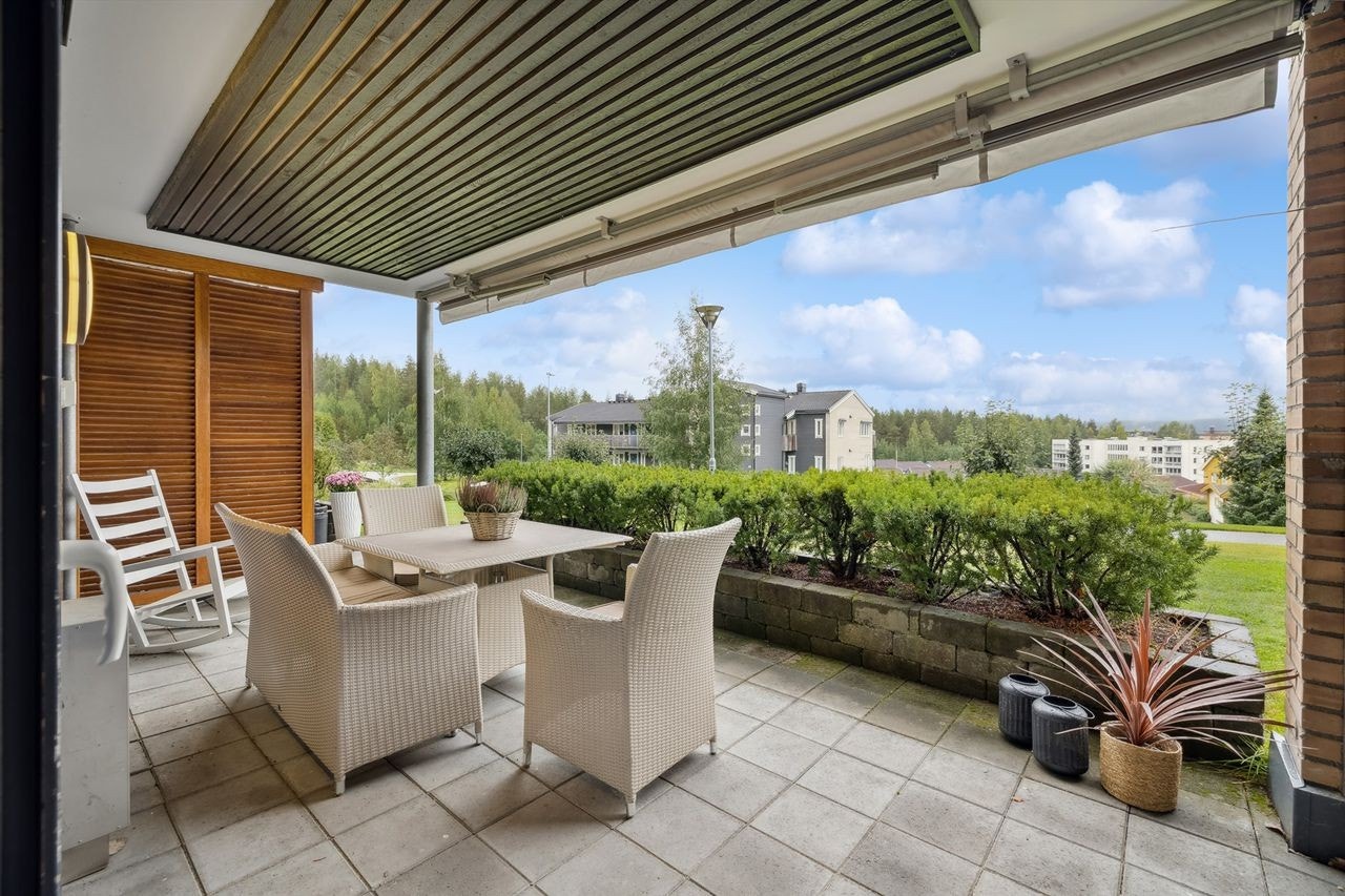 Fin og skjermet terrasse vendt mot sør med gode solforhold. Terrassen er veldig lun og har terrassemarkise Galleribilde