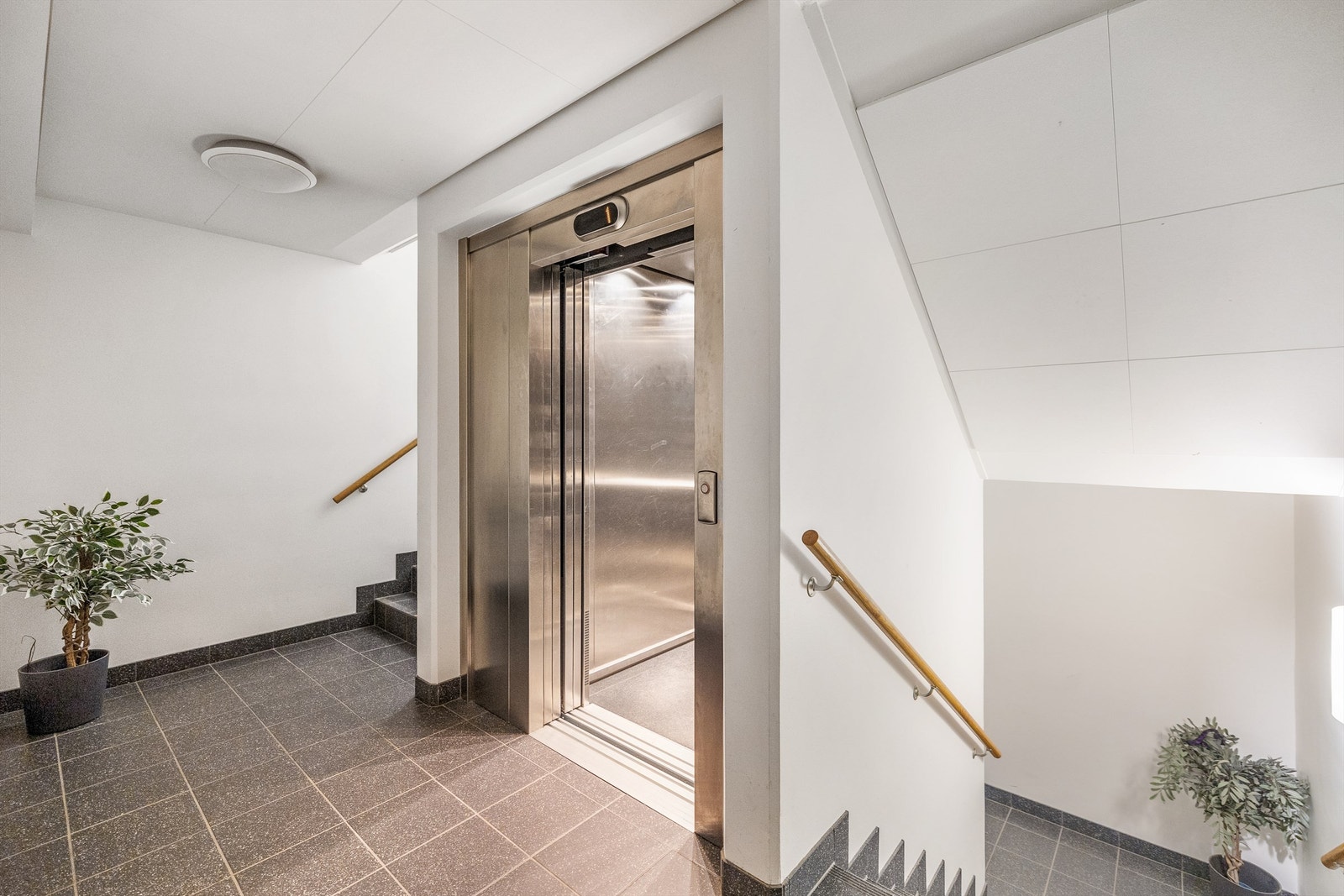 Forseggjort heis- og trapperom Galleribilde