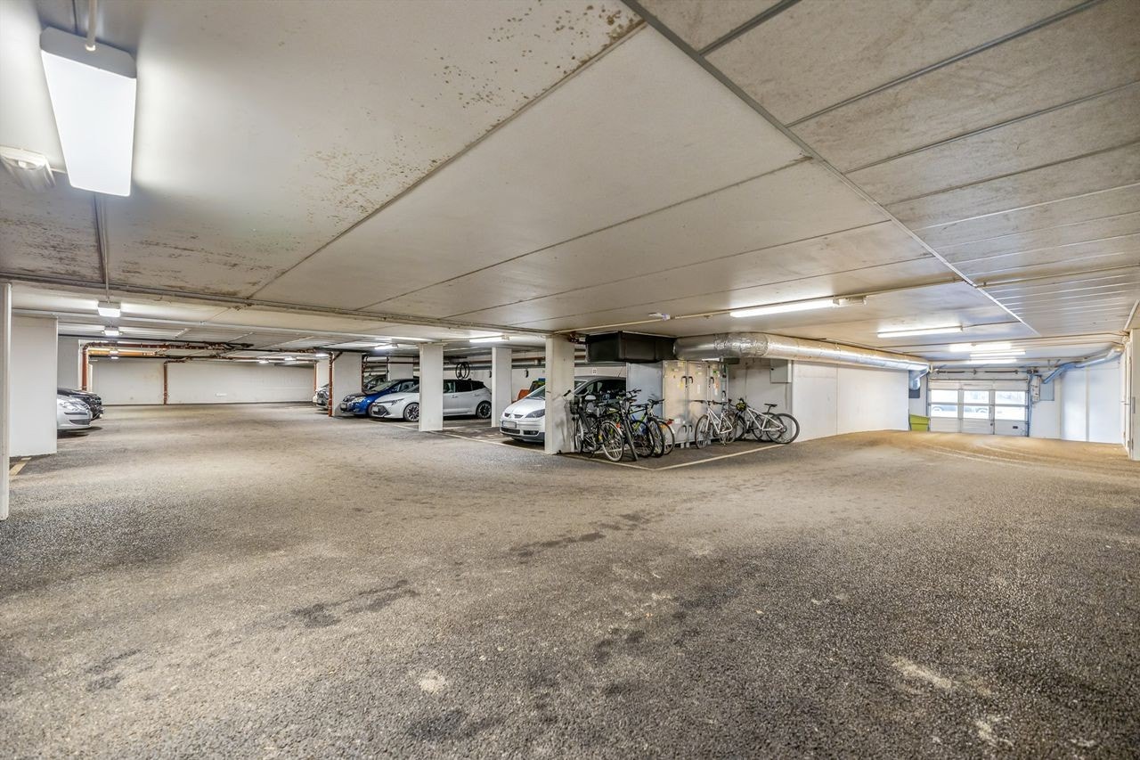 Egen garasjeplass. Lading av el.bil/hybrid: Ohmia Charging står for infrastrukturen. Eier av p-plass betaler etableringsavgift for lader/infrastruktur, og månedsabonnement for lading. Galleribilde
