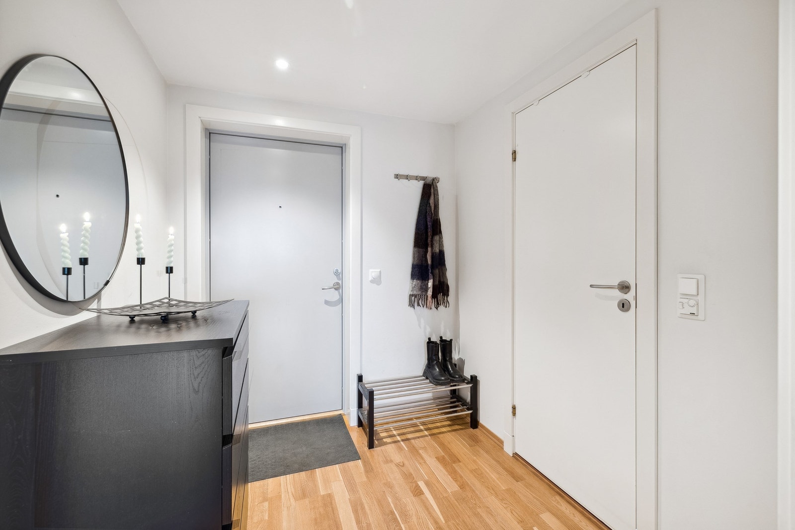 Velkommen inn! Entréen er romslig med god plass til å henge fra seg yttertøy Galleribilde