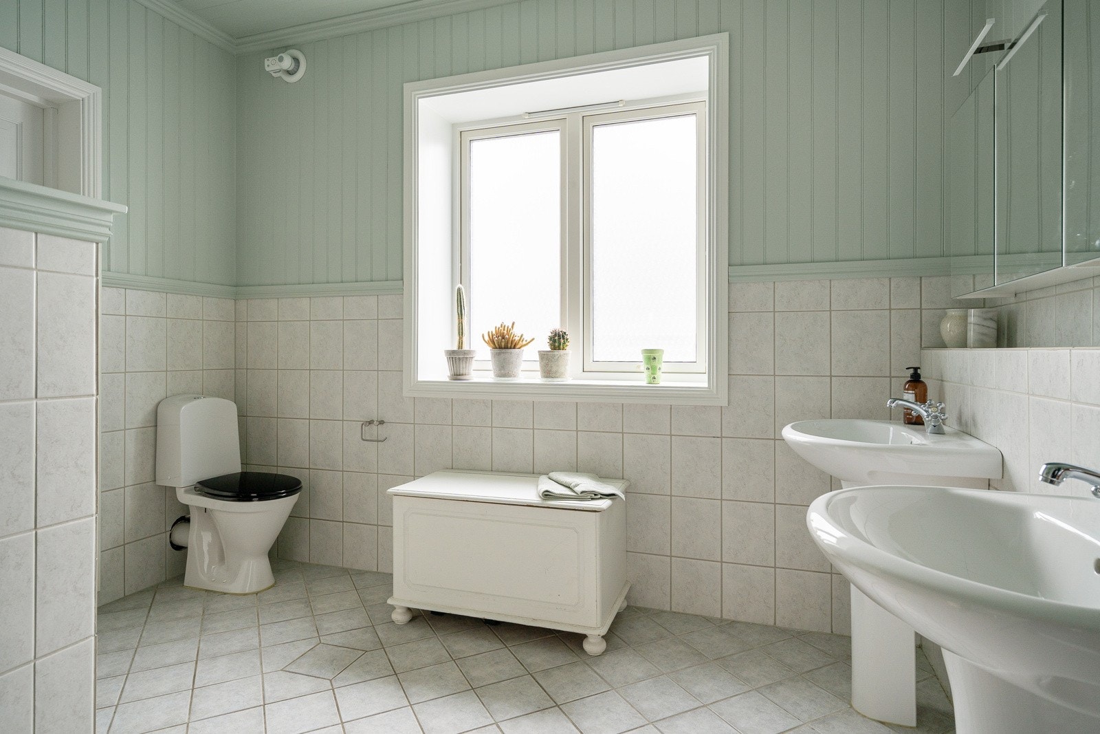 WC er byttet i 2025. Fargene går igjen flere steder i boligen. Galleribilde