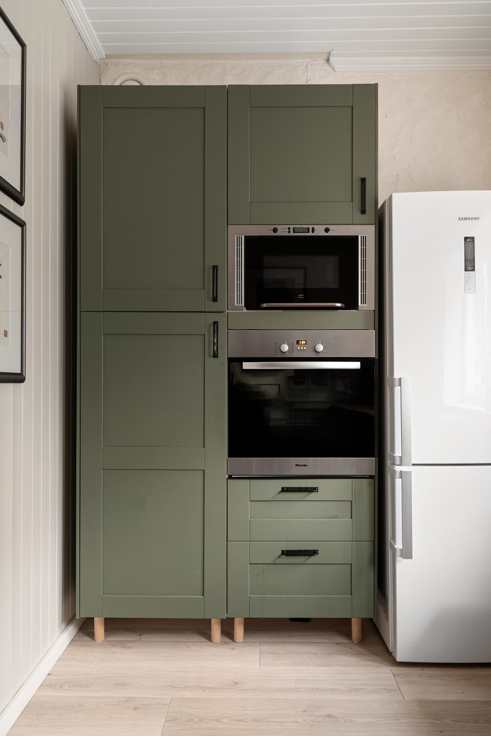 Kjøkkenet har integrert stekeovn, platetopp og mikro. Galleribilde