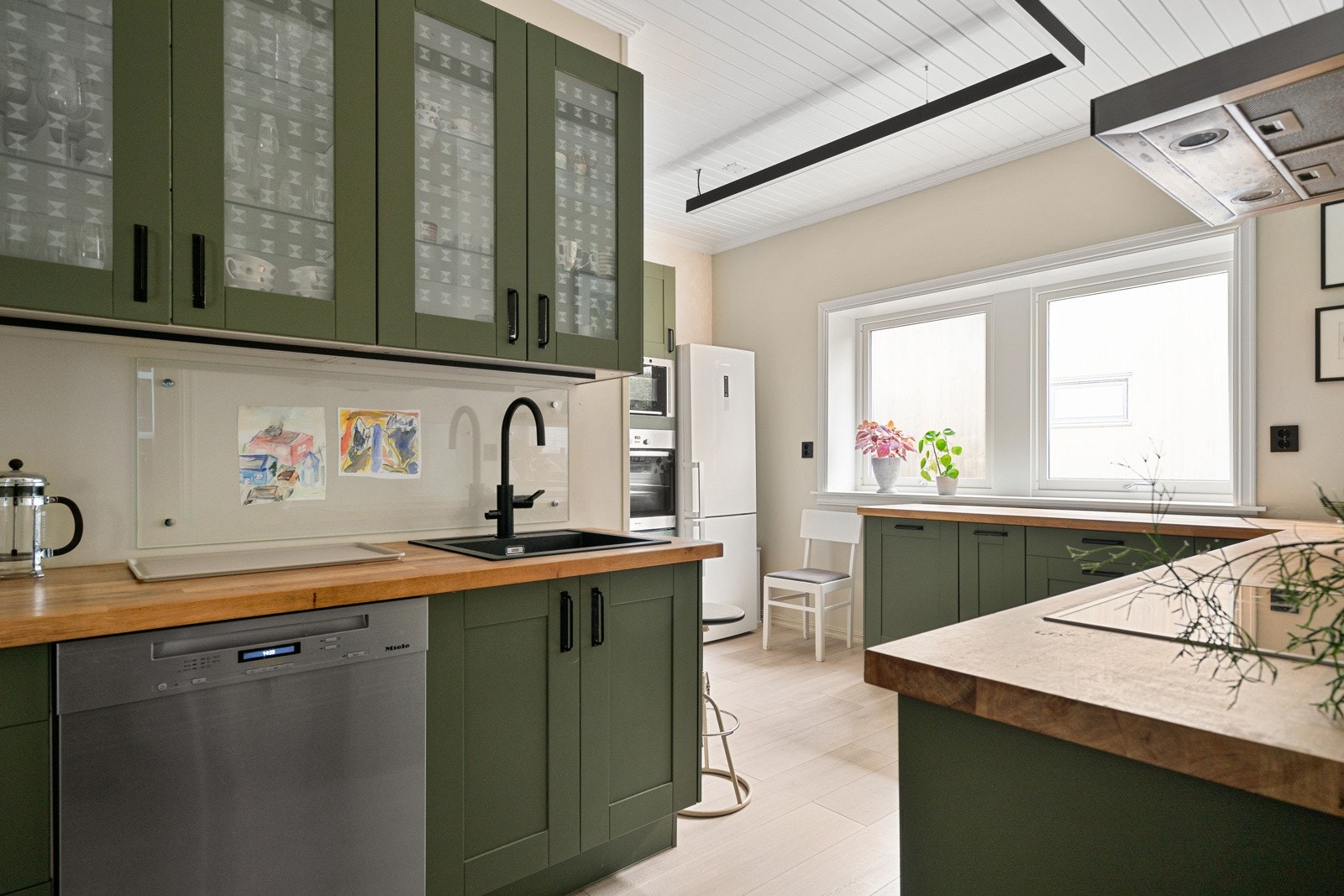 Meget gode oppbevaringsmuligheter og praktiske arbeidsforhold. Galleribilde