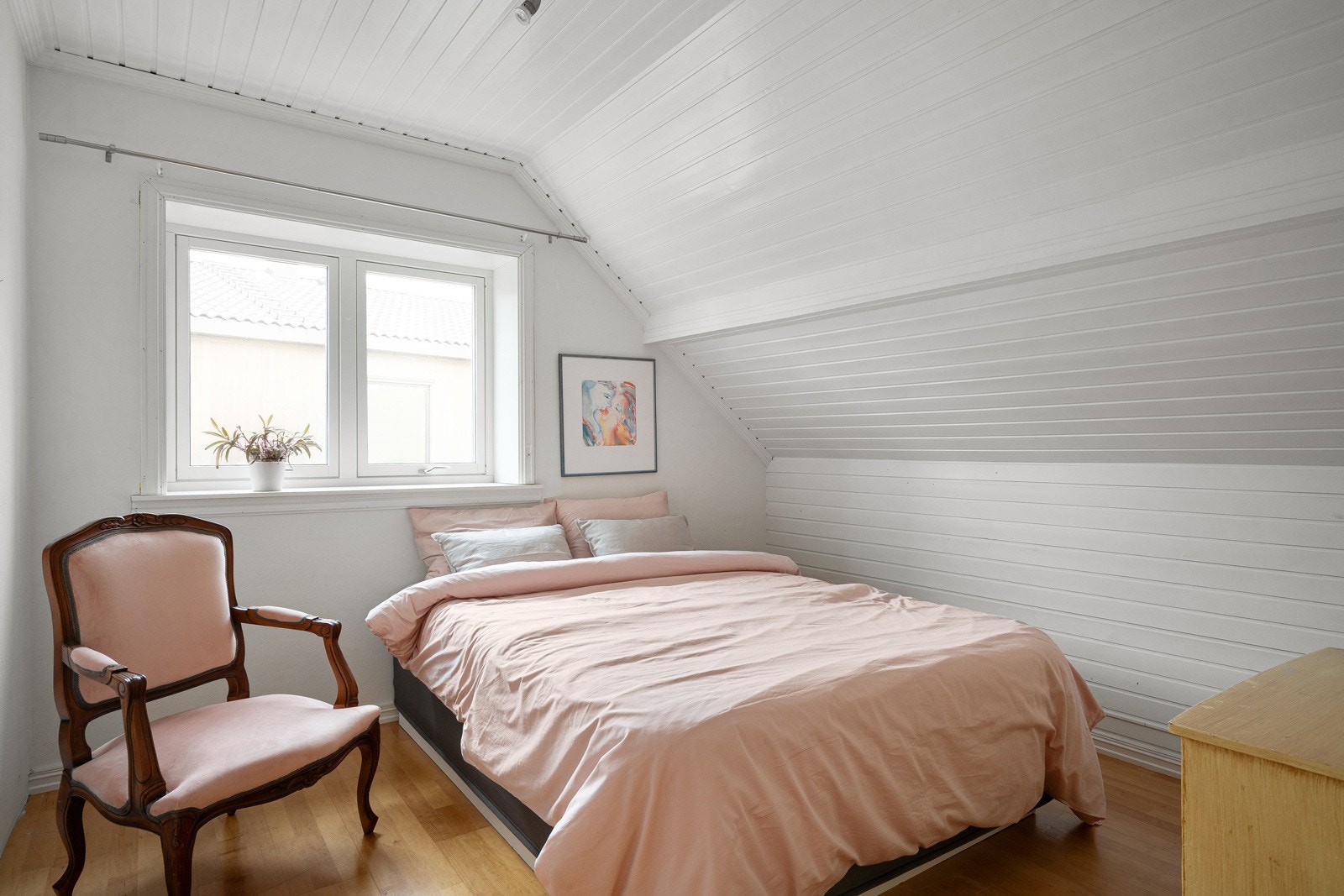 Soverommene framstår alle romslige med god plass for stor seng og tilhørende nattbord. Galleribilde