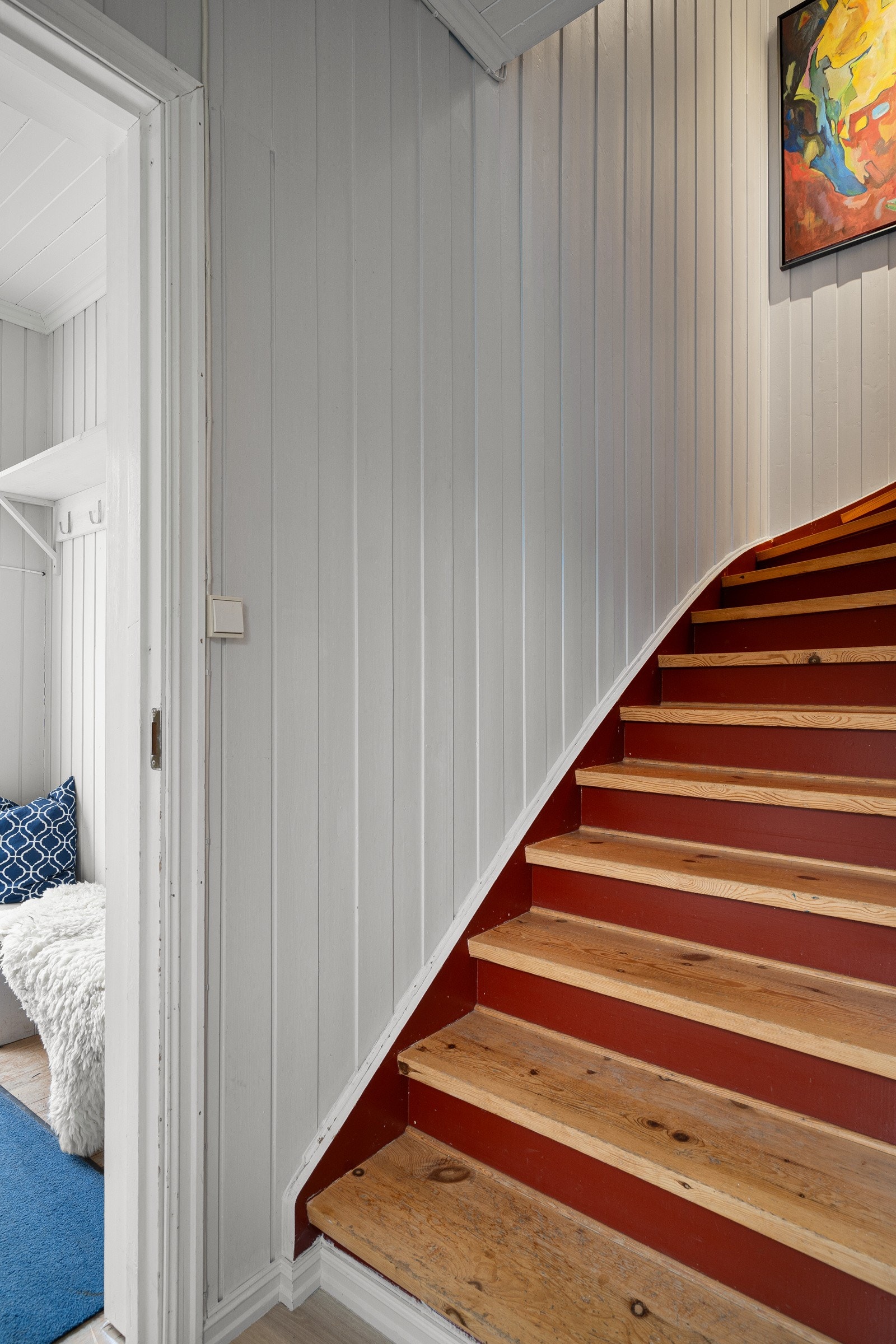 Boligen har et tradisjonelt preg med flere fine detaljer. Galleribilde