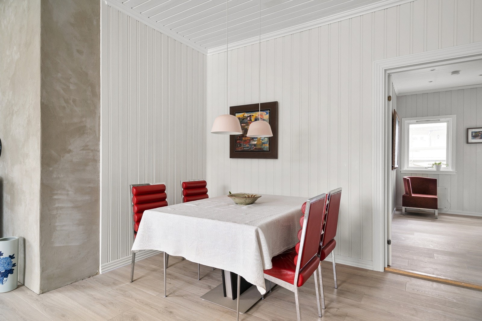 Spisebordet har sin naturlige plass i hjørnet, i nærheten av kjøkkenet. Galleribilde