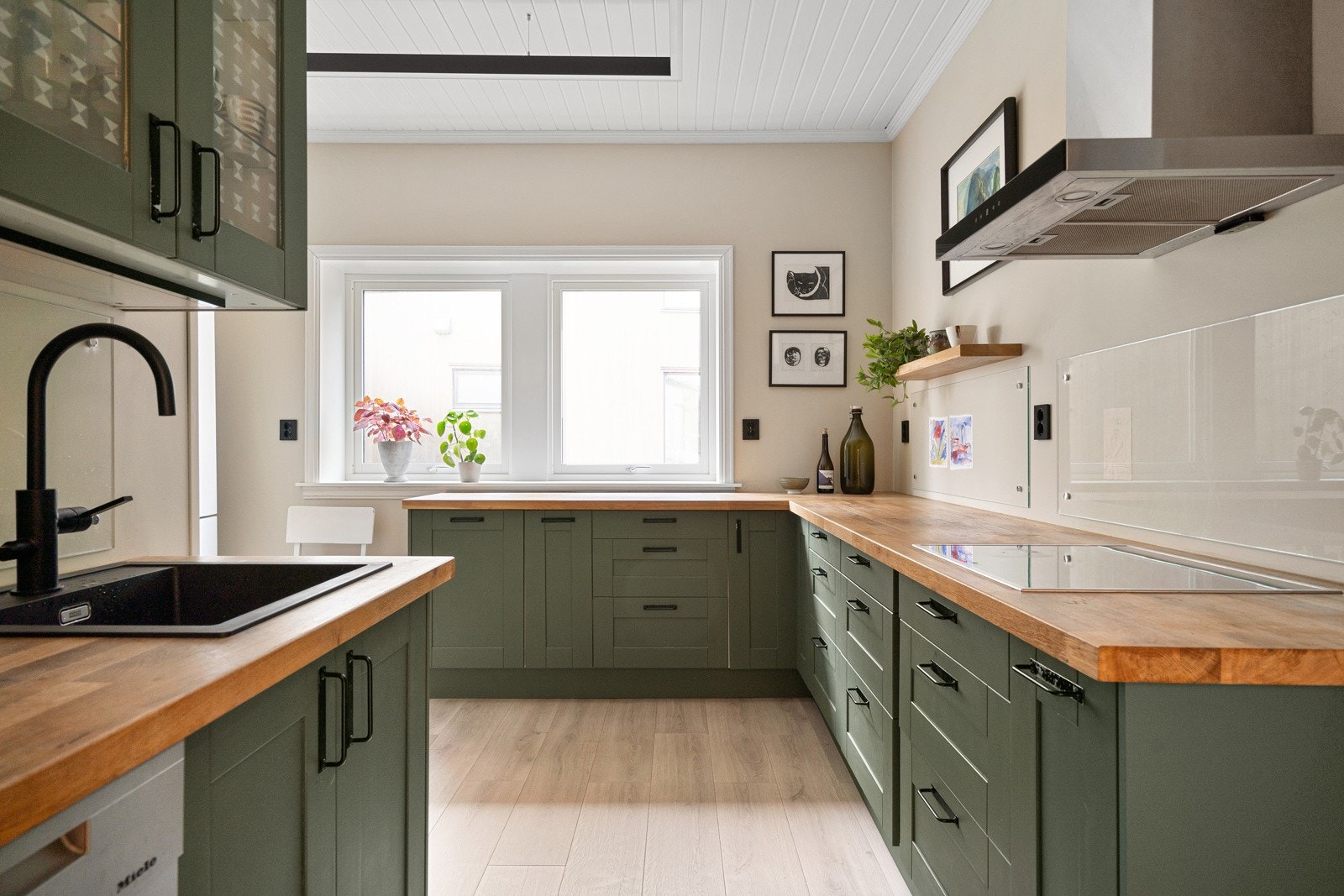 Pent og funksjonelt kjøkken med rikelig med skap- og benkeplass. Galleribilde