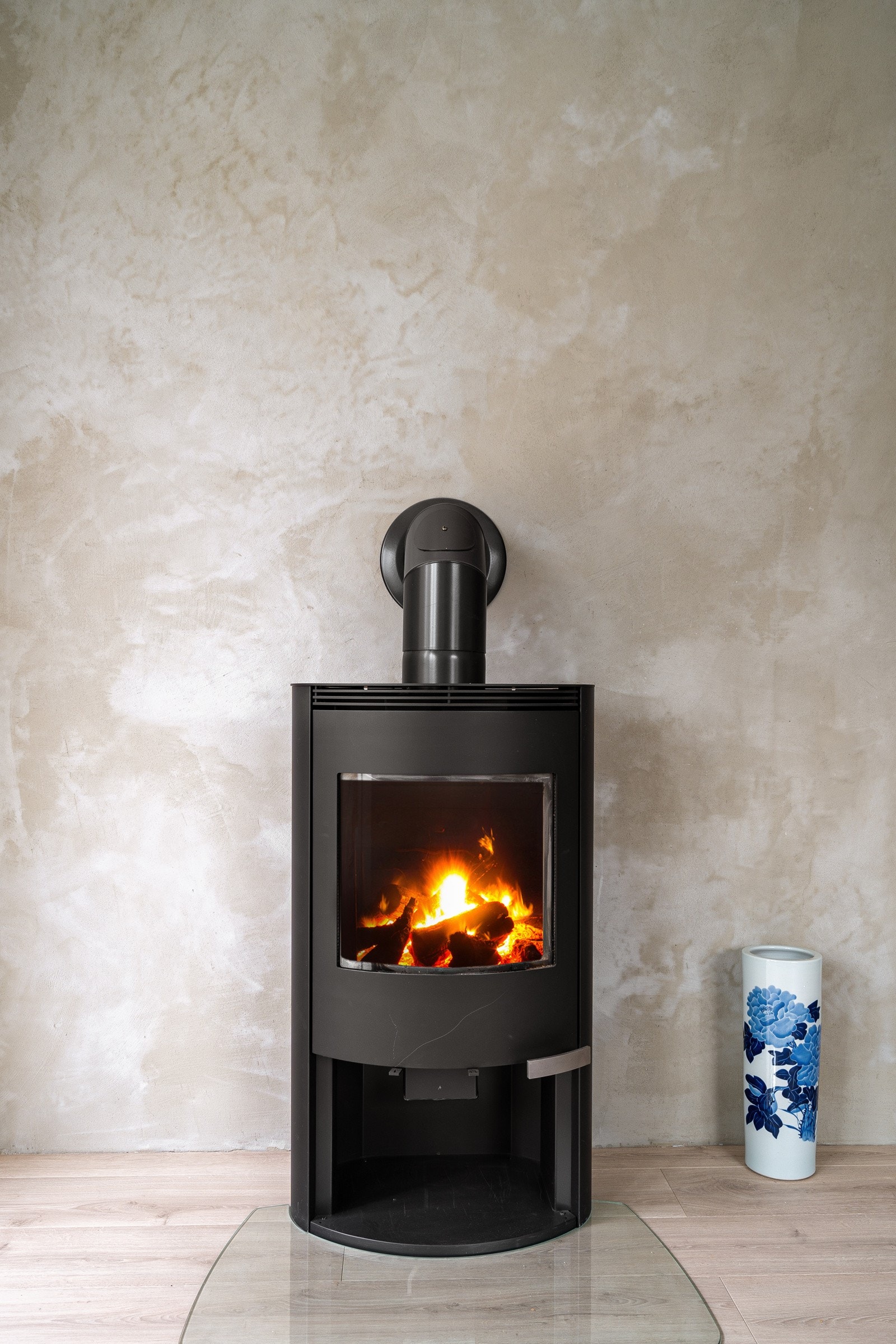 Vedfyring bidrar til behagelig temperatur og en koselig atmosfære. Galleribilde